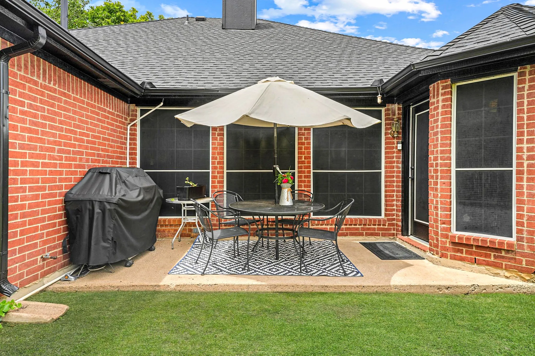 Single Family Residence For Sale in Dallas County , 1040 Essex Drive, Cedar Hill, Texas 75104, 4 Bedroom, 2 Bathroom, 2 Garage spaces, 2,001 Sqft, built in 1994, mls#21390280, Real Estate Agent in Cedar Hill, Homes For Sale in Dallas county, Homes For Sale in Cedar Hill, Realtor in Cedar Hill Texas, Real Estate Brokerage Independent Realty Texas, Luminita Cordes Realtor