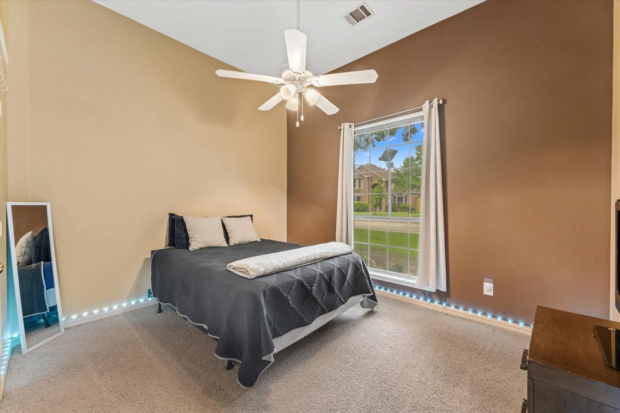 Single Family Residence For Sale in Dallas County , 1040 Essex Drive, Cedar Hill, Texas 75104, 4 Bedroom, 2 Bathroom, 2 Garage spaces, 2,001 Sqft, built in 1994, mls#21390280, Real Estate Agent in Cedar Hill, Homes For Sale in Dallas county, Homes For Sale in Cedar Hill, Realtor in Cedar Hill Texas, Real Estate Brokerage Independent Realty Texas, Luminita Cordes Realtor