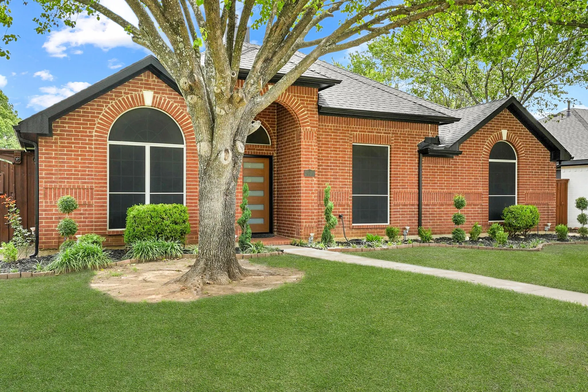 Single Family Residence For Sale in Dallas County , 1040 Essex Drive, Cedar Hill, Texas 75104, 4 Bedroom, 2 Bathroom, 2 Garage spaces, 2,001 Sqft, built in 1994, mls#21390280, Real Estate Agent in Cedar Hill, Homes For Sale in Dallas county, Homes For Sale in Cedar Hill, Realtor in Cedar Hill Texas, Real Estate Brokerage Independent Realty Texas, Luminita Cordes Realtor