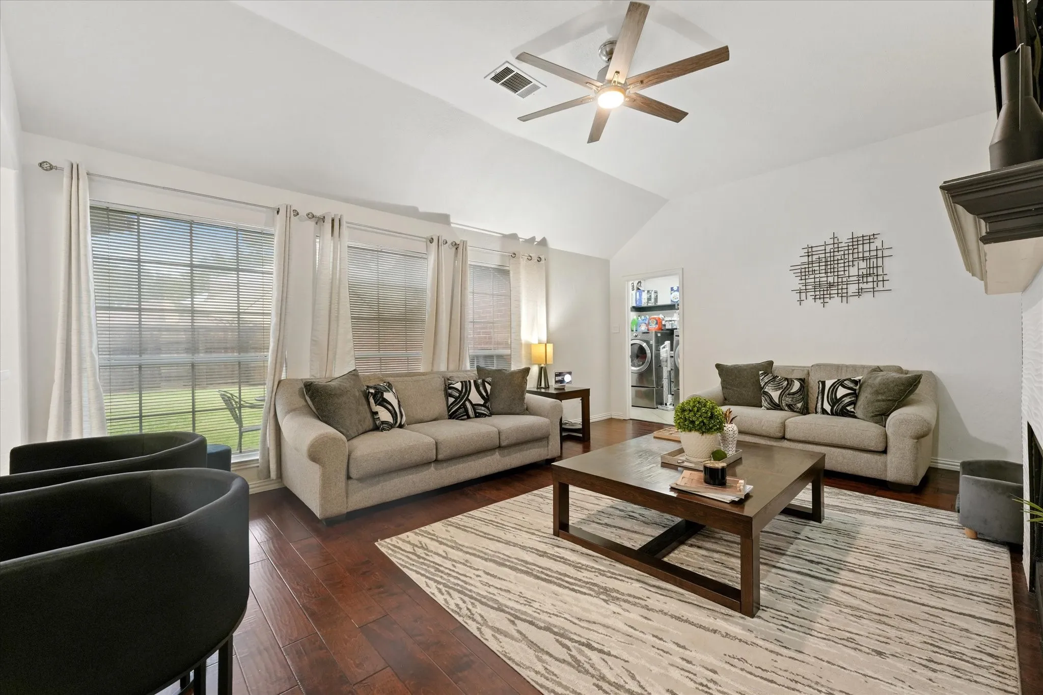Single Family Residence For Sale in Dallas County , 1040 Essex Drive, Cedar Hill, Texas 75104, 4 Bedroom, 2 Bathroom, 2 Garage spaces, 2,001 Sqft, built in 1994, mls#21390280, Real Estate Agent in Cedar Hill, Homes For Sale in Dallas county, Homes For Sale in Cedar Hill, Realtor in Cedar Hill Texas, Real Estate Brokerage Independent Realty Texas, Luminita Cordes Realtor
