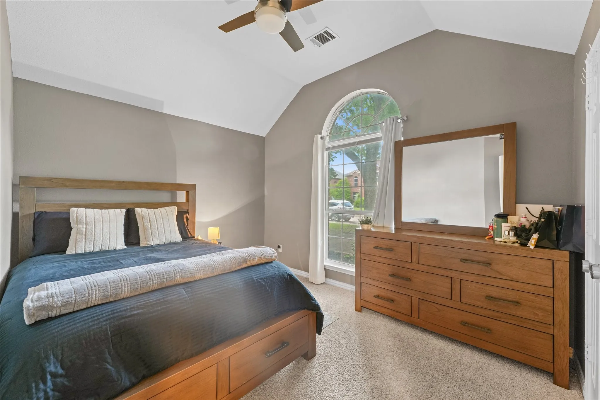Single Family Residence For Sale in Dallas County , 1040 Essex Drive, Cedar Hill, Texas 75104, 4 Bedroom, 2 Bathroom, 2 Garage spaces, 2,001 Sqft, built in 1994, mls#21390280, Real Estate Agent in Cedar Hill, Homes For Sale in Dallas county, Homes For Sale in Cedar Hill, Realtor in Cedar Hill Texas, Real Estate Brokerage Independent Realty Texas, Luminita Cordes Realtor