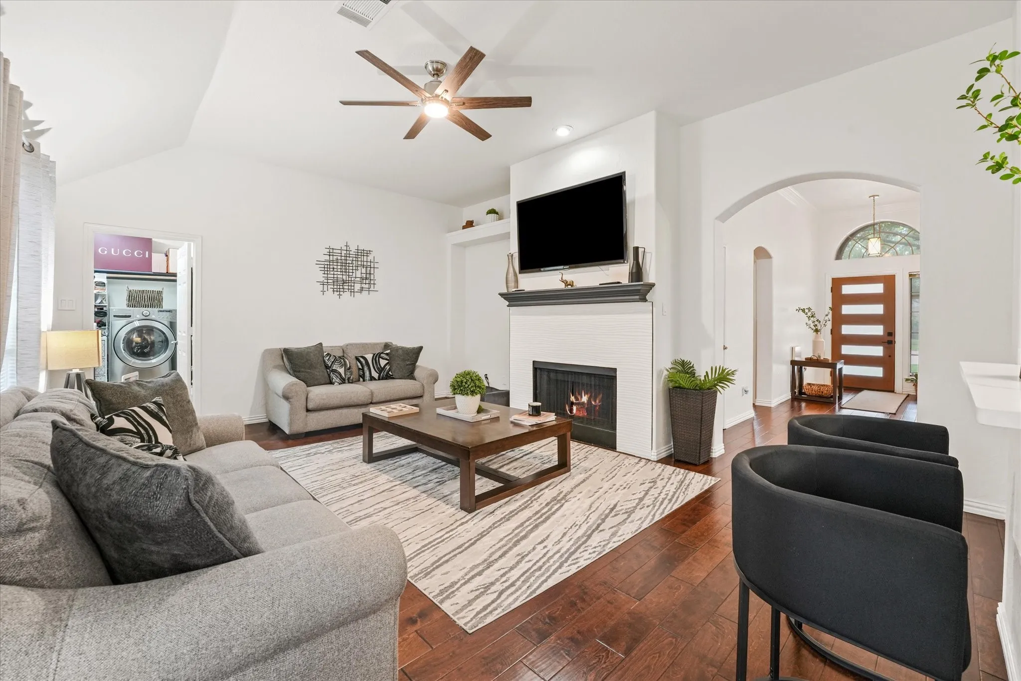 Single Family Residence For Sale in Dallas County , 1040 Essex Drive, Cedar Hill, Texas 75104, 4 Bedroom, 2 Bathroom, 2 Garage spaces, 2,001 Sqft, built in 1994, mls#21390280, Real Estate Agent in Cedar Hill, Homes For Sale in Dallas county, Homes For Sale in Cedar Hill, Realtor in Cedar Hill Texas, Real Estate Brokerage Independent Realty Texas, Luminita Cordes Realtor