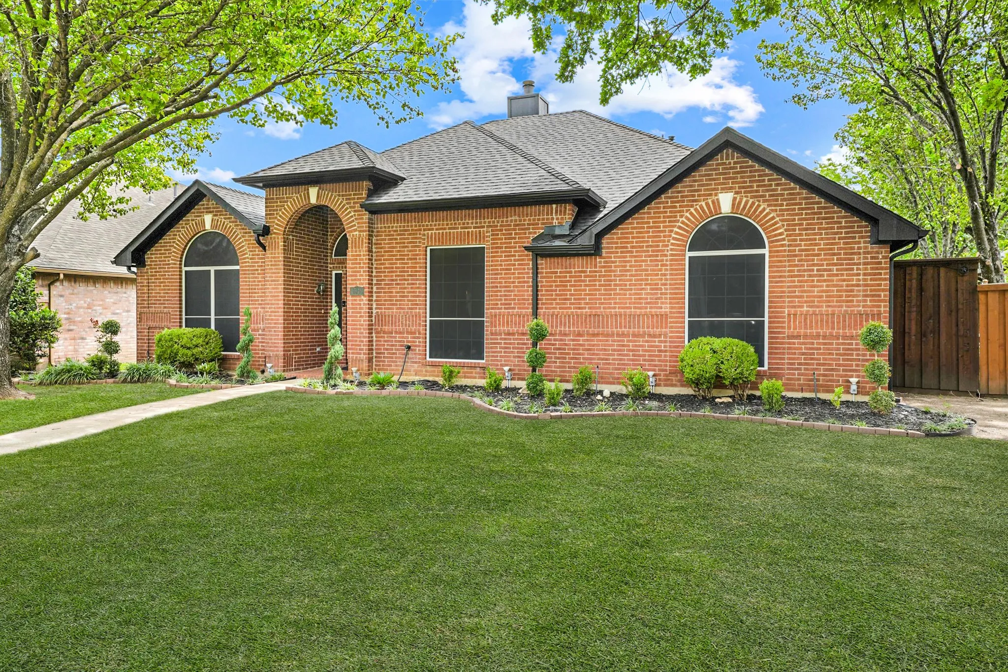 Single Family Residence For Sale in Dallas County , 1040 Essex Drive, Cedar Hill, Texas 75104, 4 Bedroom, 2 Bathroom, 2 Garage spaces, 2,001 Sqft, built in 1994, mls#21390280, Real Estate Agent in Cedar Hill, Homes For Sale in Dallas county, Homes For Sale in Cedar Hill, Realtor in Cedar Hill Texas, Real Estate Brokerage Independent Realty Texas, Luminita Cordes Realtor