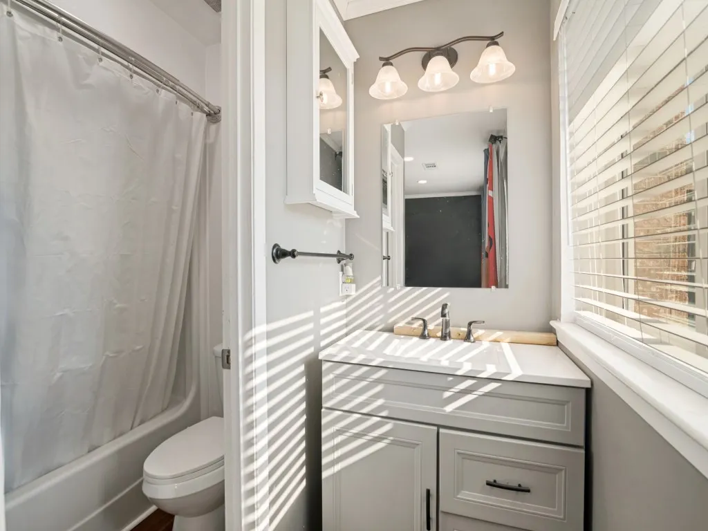 Integrated bathtub and shower with white surround