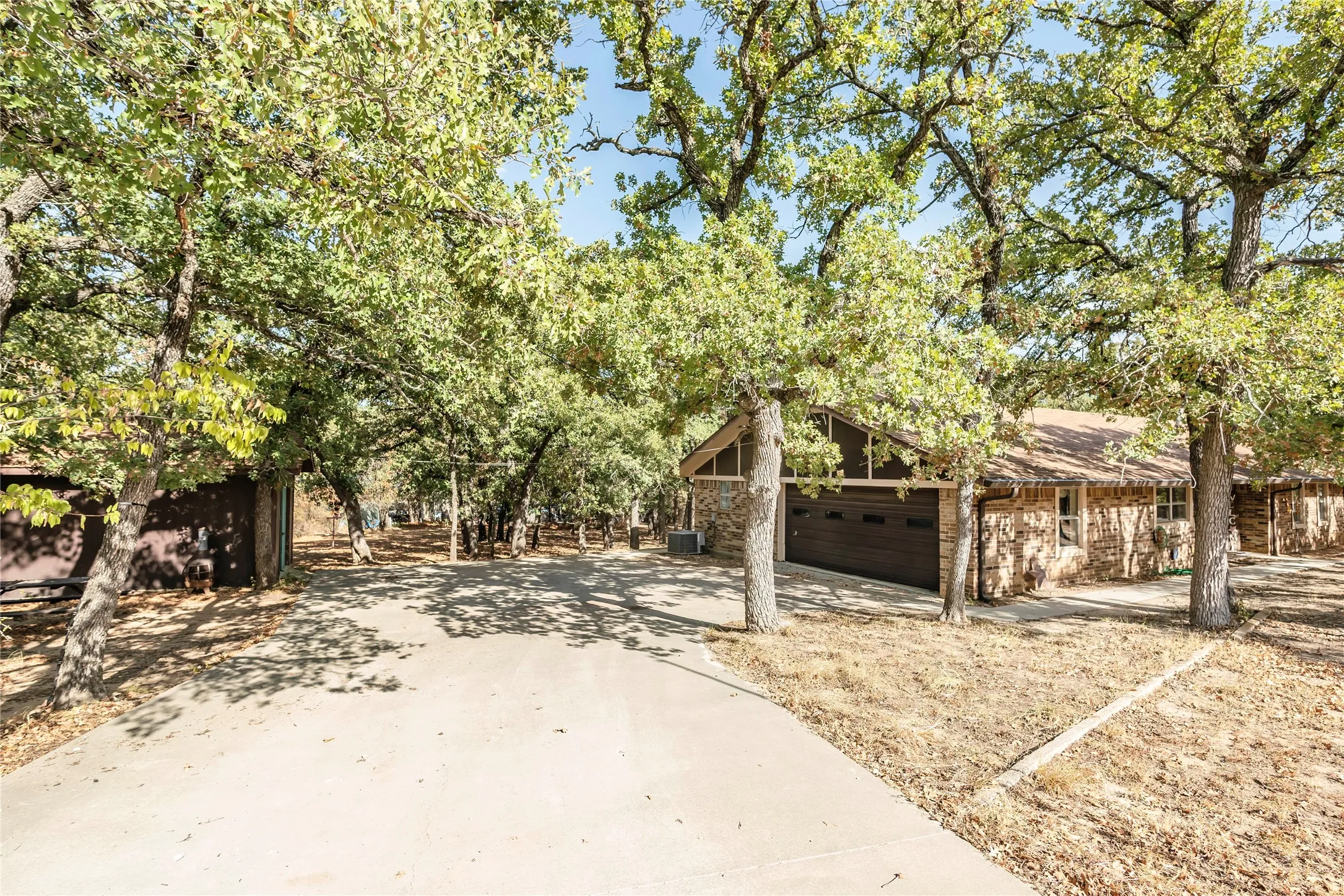 Single Family Residence For Sale in Montague County , 130 Acoma Drive, Nocona, Texas 76255, 3 Bedroom, 2 Bathroom, 2 Garage spaces, 1,819 Sqft, built in 1986, mls#21390258, Real Estate Agent in Nocona, Homes For Sale in Montague county, Homes For Sale in Nocona, Realtor in Nocona Texas, Real Estate Brokerage Independent Realty Texas, Luminita Cordes Realtor