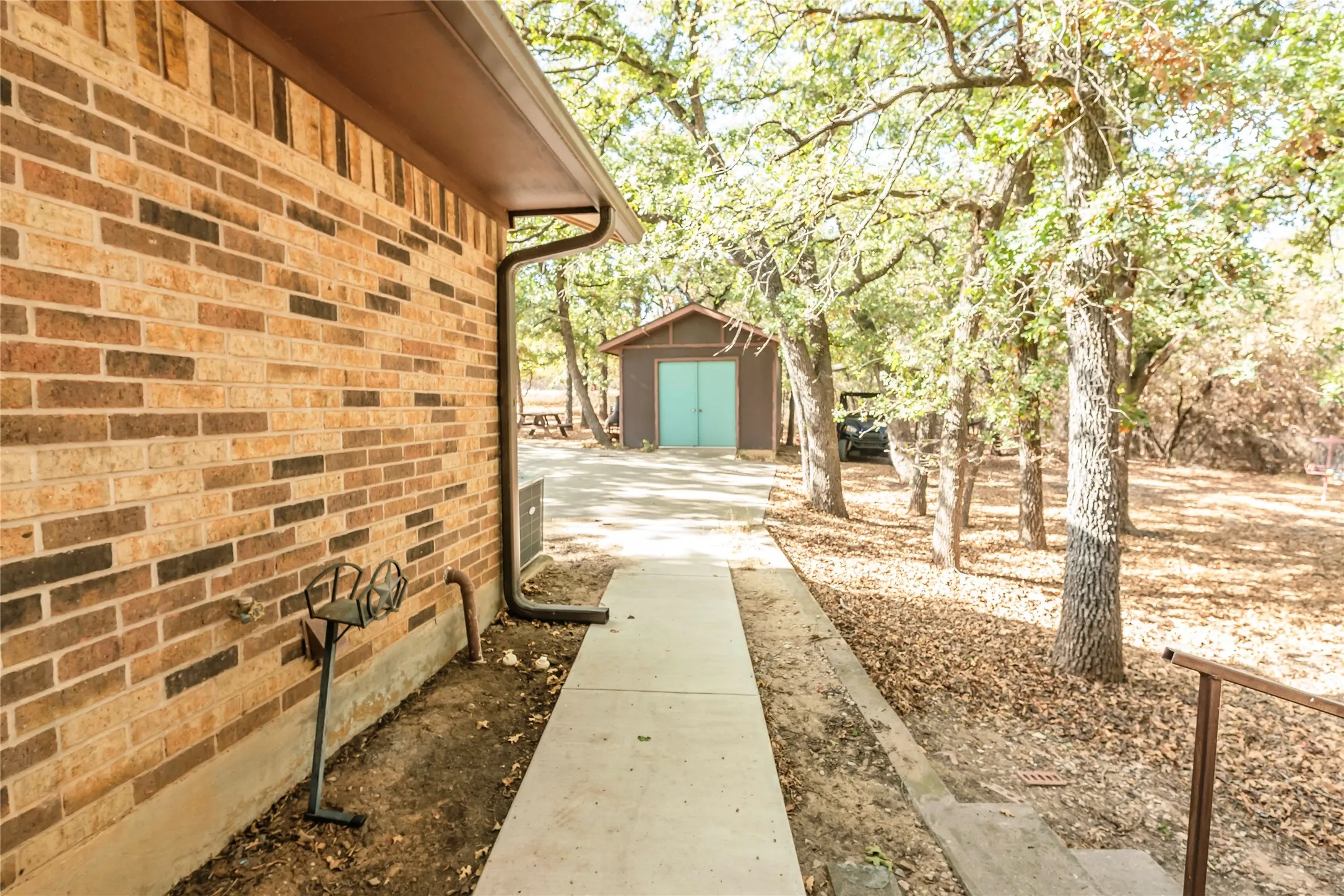 Single Family Residence For Sale in Montague County , 130 Acoma Drive, Nocona, Texas 76255, 3 Bedroom, 2 Bathroom, 2 Garage spaces, 1,819 Sqft, built in 1986, mls#21390258, Real Estate Agent in Nocona, Homes For Sale in Montague county, Homes For Sale in Nocona, Realtor in Nocona Texas, Real Estate Brokerage Independent Realty Texas, Luminita Cordes Realtor