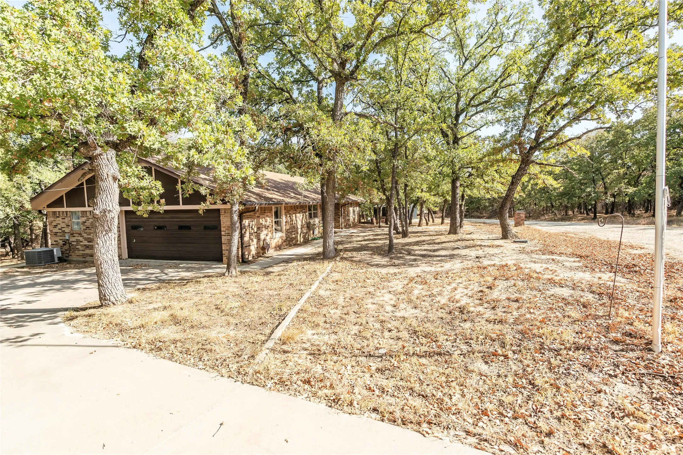 Single Family Residence For Sale in Montague County , 130 Acoma Drive, Nocona, Texas 76255, 3 Bedroom, 2 Bathroom, 2 Garage spaces, 1,819 Sqft, built in 1986, mls#21390258, Real Estate Agent in Nocona, Homes For Sale in Montague county, Homes For Sale in Nocona, Realtor in Nocona Texas, Real Estate Brokerage Independent Realty Texas, Luminita Cordes Realtor