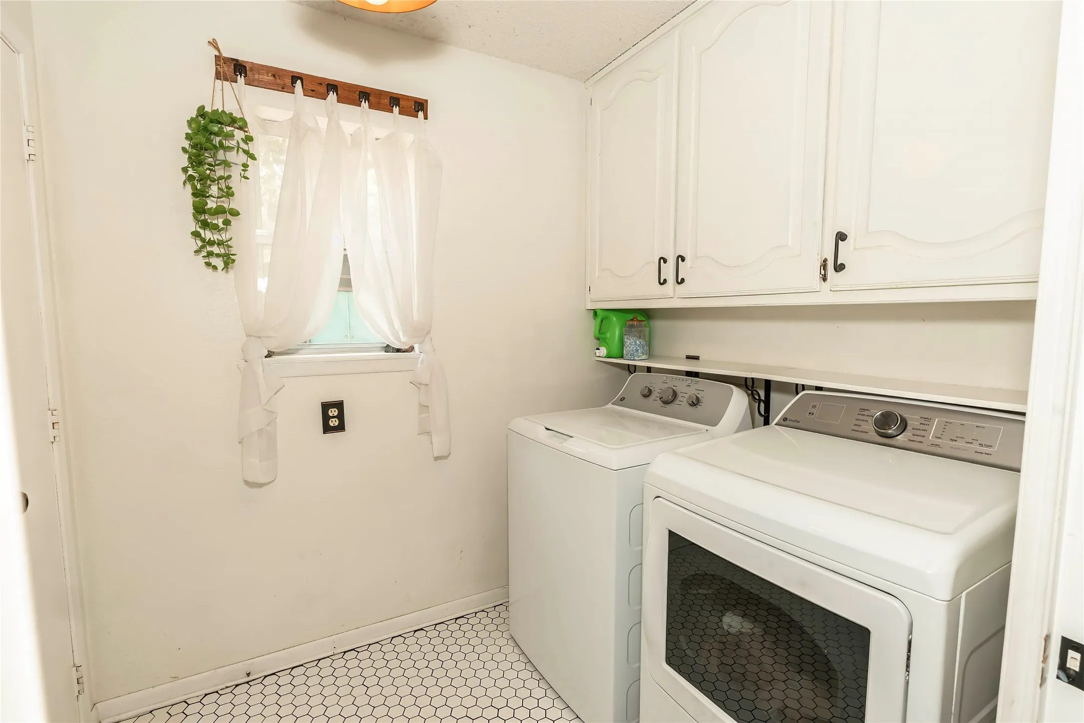 Single Family Residence For Sale in Montague County , 130 Acoma Drive, Nocona, Texas 76255, 3 Bedroom, 2 Bathroom, 2 Garage spaces, 1,819 Sqft, built in 1986, mls#21390258, Real Estate Agent in Nocona, Homes For Sale in Montague county, Homes For Sale in Nocona, Realtor in Nocona Texas, Real Estate Brokerage Independent Realty Texas, Luminita Cordes Realtor