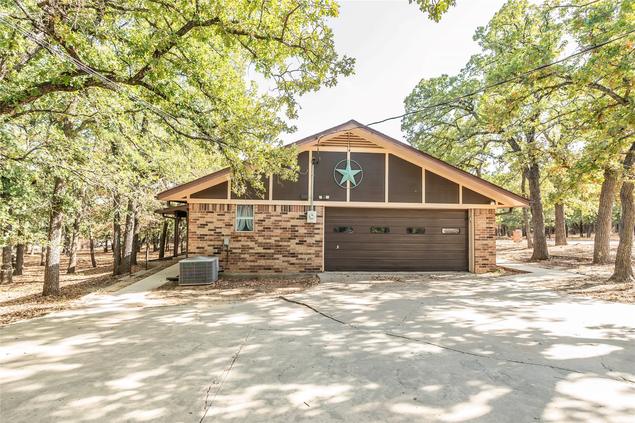 Single Family Residence For Sale in Montague County , 130 Acoma Drive, Nocona, Texas 76255, 3 Bedroom, 2 Bathroom, 2 Garage spaces, 1,819 Sqft, built in 1986, mls#21390258, Real Estate Agent in Nocona, Homes For Sale in Montague county, Homes For Sale in Nocona, Realtor in Nocona Texas, Real Estate Brokerage Independent Realty Texas, Luminita Cordes Realtor
