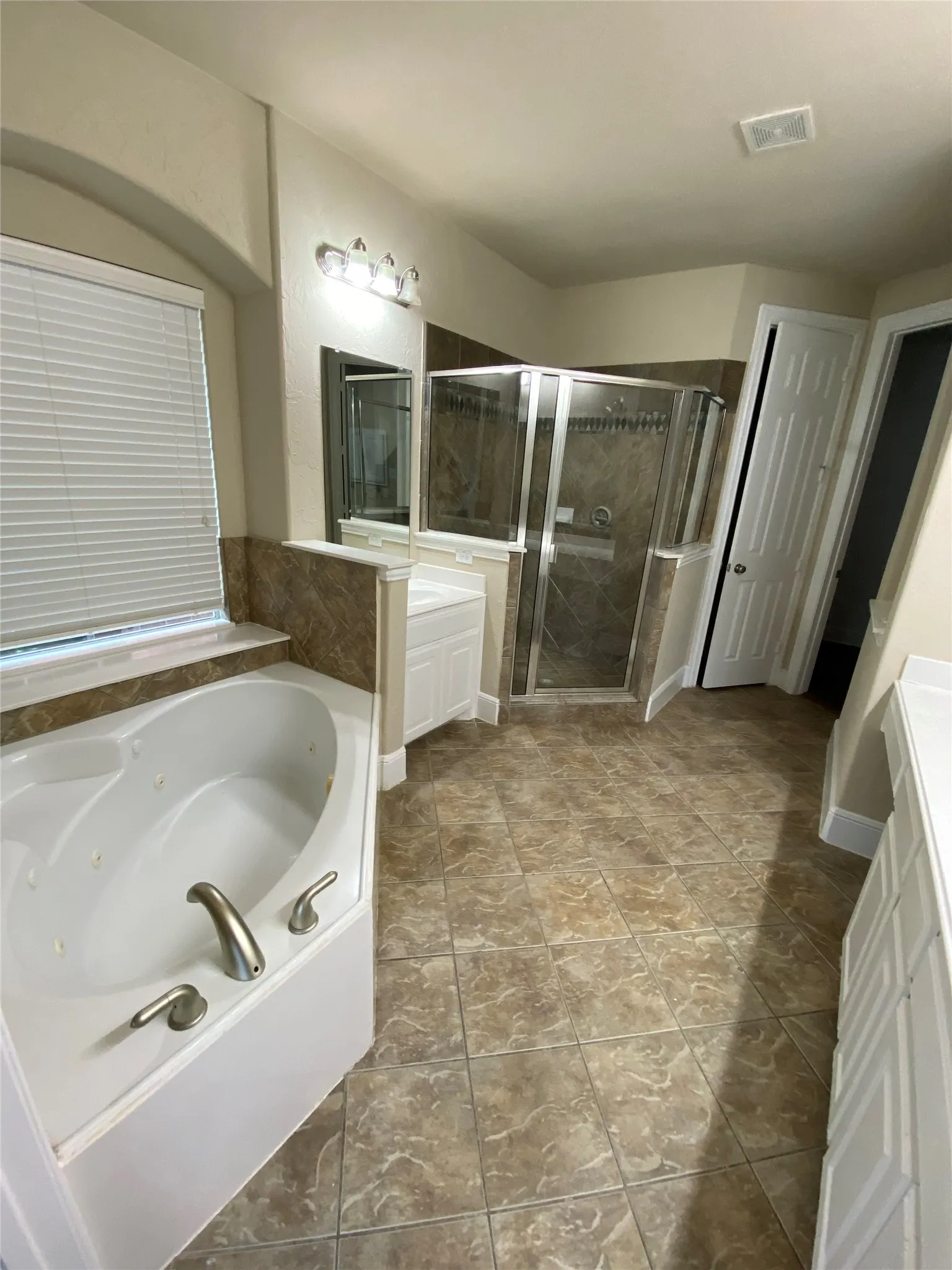 Single Family Residence For Rent in Dallas County , 10045 Bluewater Terrace, Irving, Texas 75063, 5 Bedroom, 5 Bathroom, 2 Garage spaces, 3,451 Sqft, built in 2005, mls#21390296, Real Estate Agent in Irving, Homes For Rent in Dallas county, Homes For Rent in Irving, Realtor in Irving Texas, Real Estate Brokerage Independent Realty Texas, Luminita Cordes Realtor