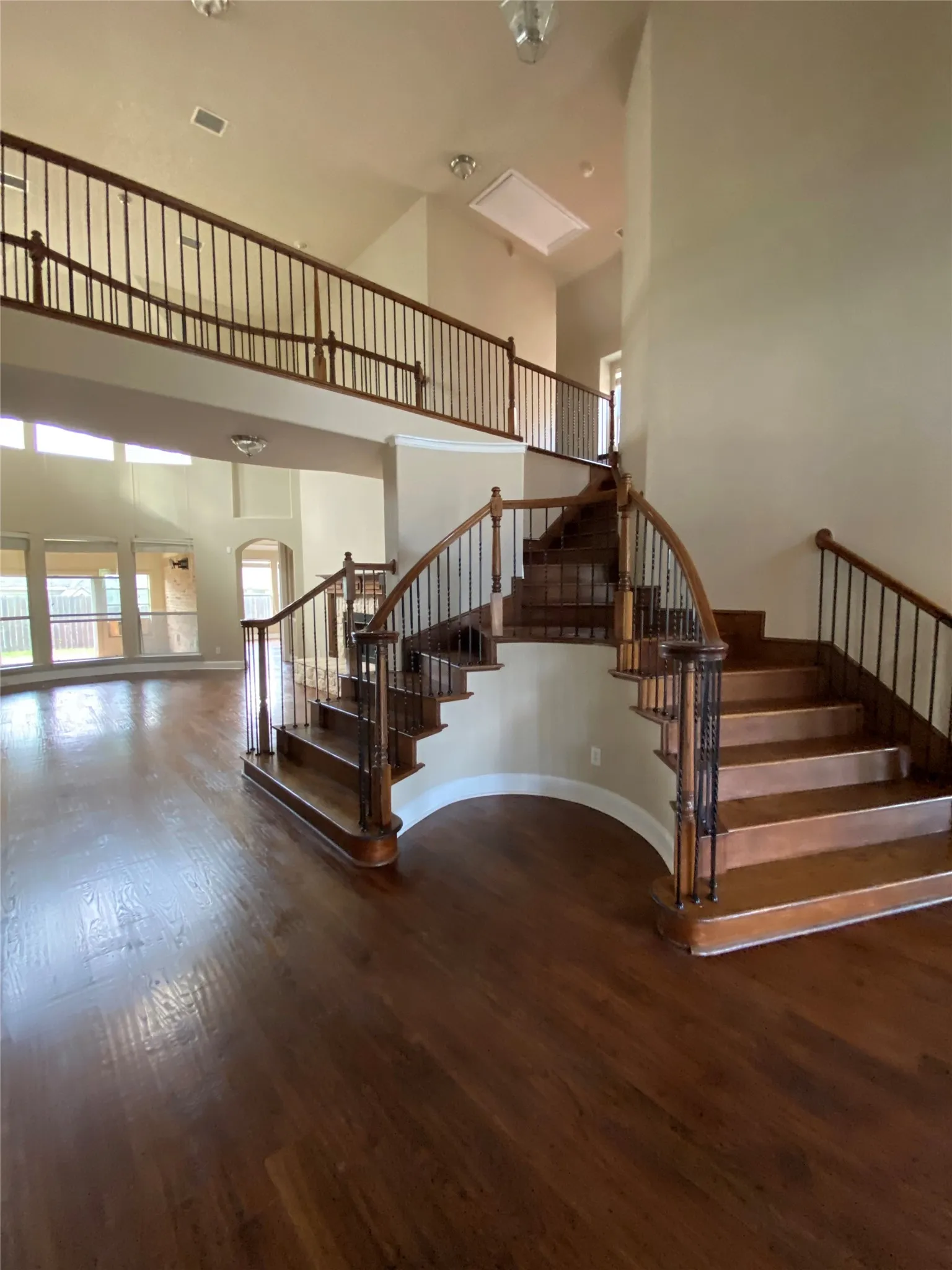 Single Family Residence For Rent in Dallas County , 10045 Bluewater Terrace, Irving, Texas 75063, 5 Bedroom, 5 Bathroom, 2 Garage spaces, 3,451 Sqft, built in 2005, mls#21390296, Real Estate Agent in Irving, Homes For Rent in Dallas county, Homes For Rent in Irving, Realtor in Irving Texas, Real Estate Brokerage Independent Realty Texas, Luminita Cordes Realtor