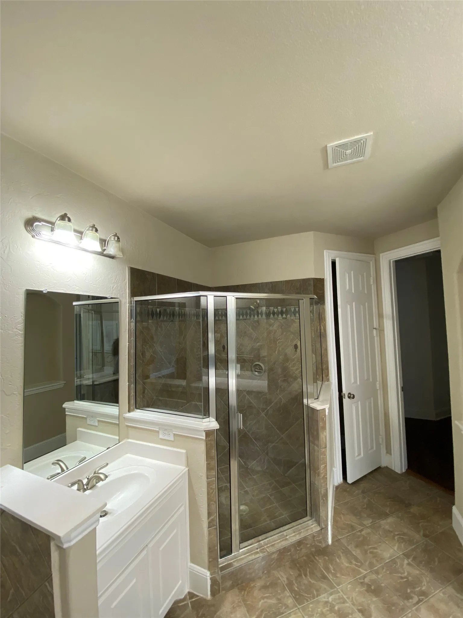 Single Family Residence For Rent in Dallas County , 10045 Bluewater Terrace, Irving, Texas 75063, 5 Bedroom, 5 Bathroom, 2 Garage spaces, 3,451 Sqft, built in 2005, mls#21390296, Real Estate Agent in Irving, Homes For Rent in Dallas county, Homes For Rent in Irving, Realtor in Irving Texas, Real Estate Brokerage Independent Realty Texas, Luminita Cordes Realtor