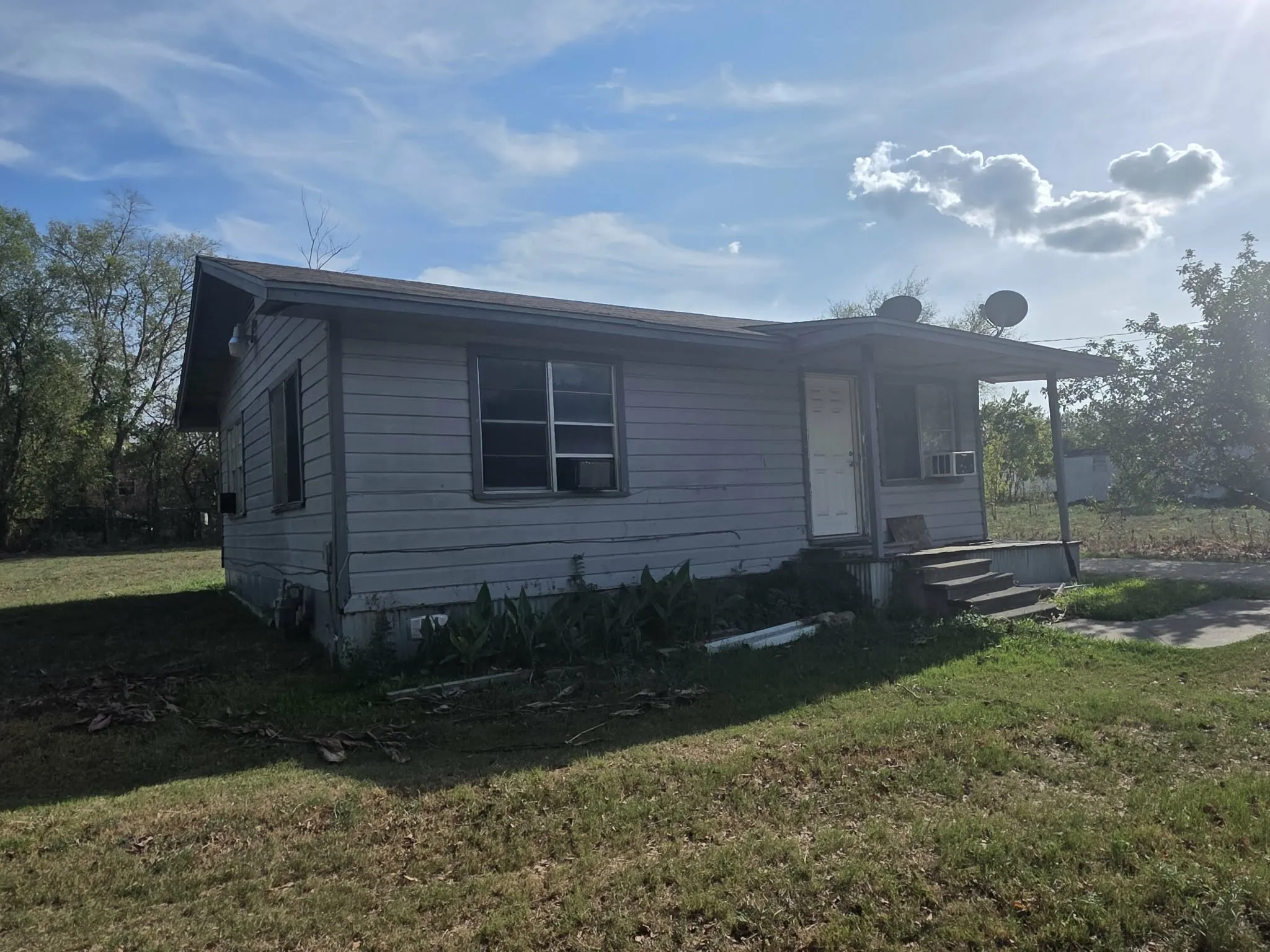 Single Family Residence For Sale in Limestone County , 1218 E Milam Street, Mexia, Texas 76667, 2 Bedroom, 1 Bathroom, Garage spaces, 780 Sqft, built in 1961, mls#21387285, Real Estate Agent in Mexia, Homes For Sale in Limestone county, Homes For Sale in Mexia, Realtor in Mexia Texas, Real Estate Brokerage Independent Realty Texas, Luminita Cordes Realtor