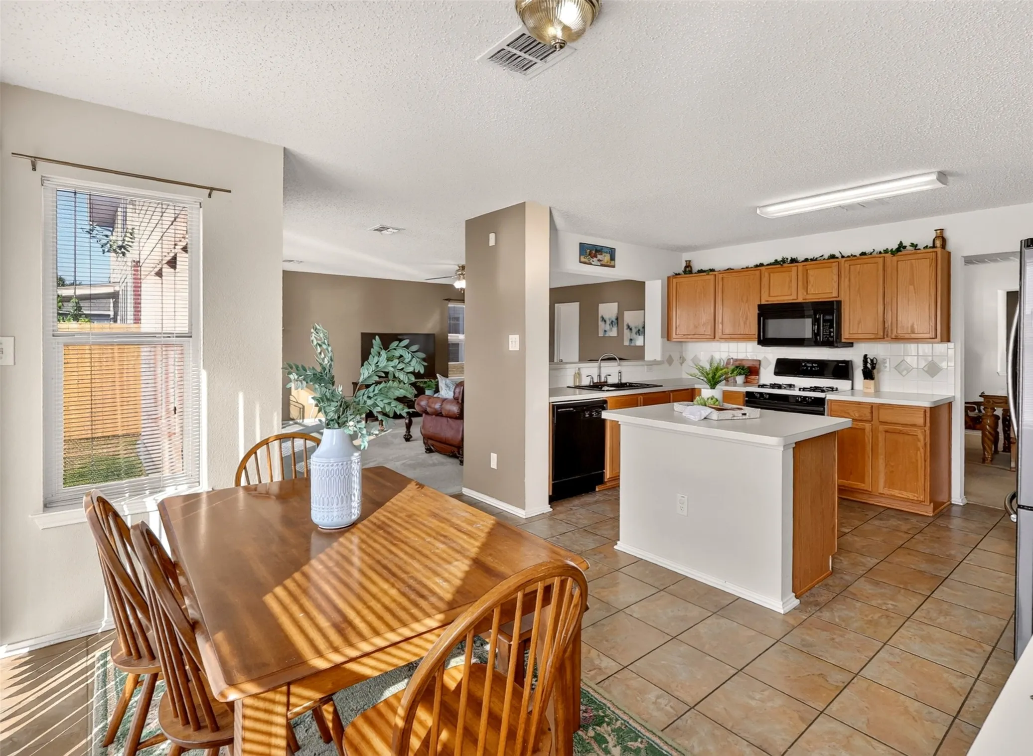 Single Family Residence For Sale in Tarrant County , 4721 Sleepy Ridge Circle, Fort Worth, Texas 76133, 4 Bedroom, 3 Bathroom, 2 Garage spaces, 3,171 Sqft, built in 2001, mls#21390256, Real Estate Agent in Fort Worth, Homes For Sale in Tarrant county, Homes For Sale in Fort Worth, Realtor in Fort Worth Texas, Real Estate Brokerage Independent Realty Texas, Luminita Cordes Realtor