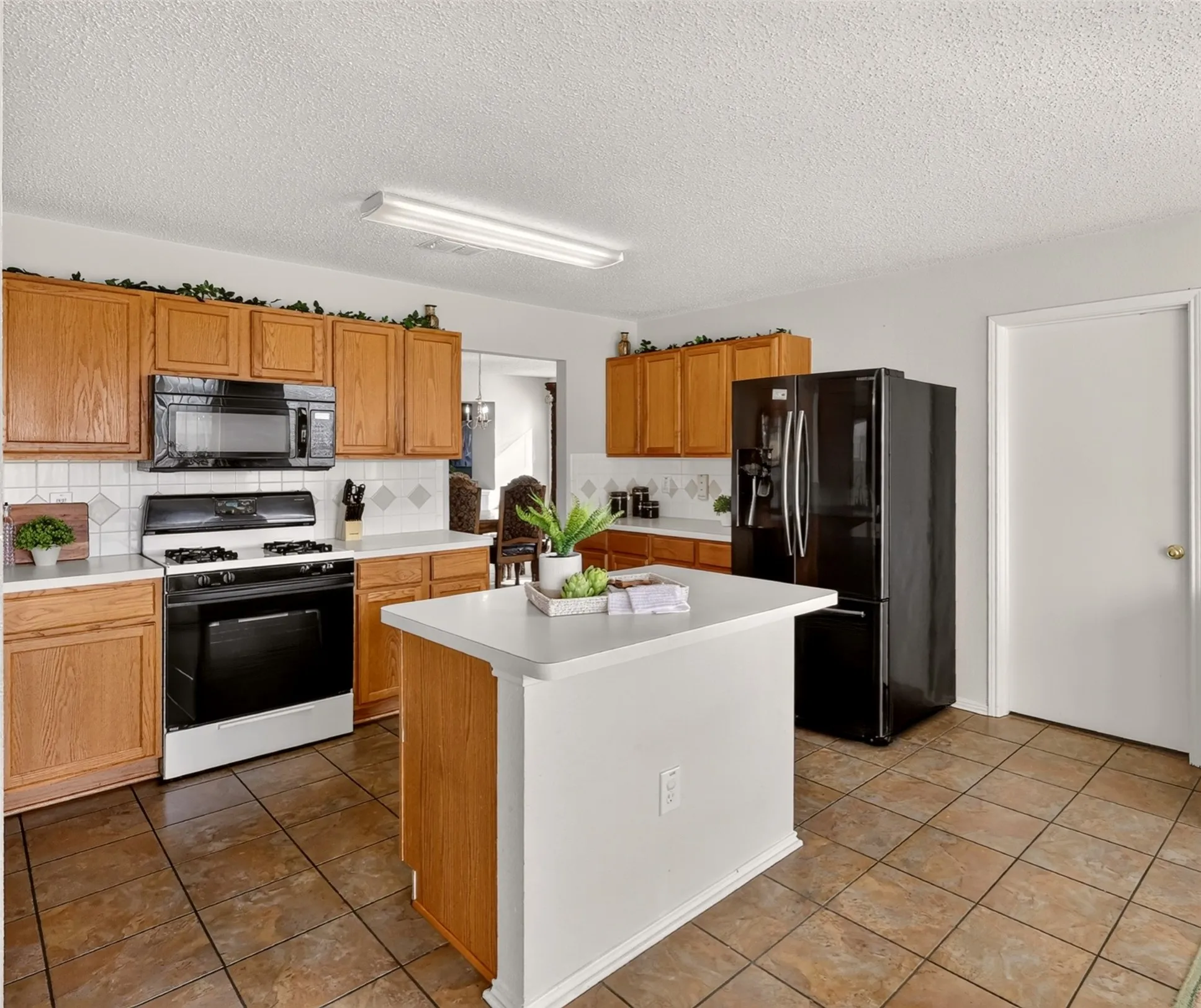 Single Family Residence For Sale in Tarrant County , 4721 Sleepy Ridge Circle, Fort Worth, Texas 76133, 4 Bedroom, 3 Bathroom, 2 Garage spaces, 3,171 Sqft, built in 2001, mls#21390256, Real Estate Agent in Fort Worth, Homes For Sale in Tarrant county, Homes For Sale in Fort Worth, Realtor in Fort Worth Texas, Real Estate Brokerage Independent Realty Texas, Luminita Cordes Realtor