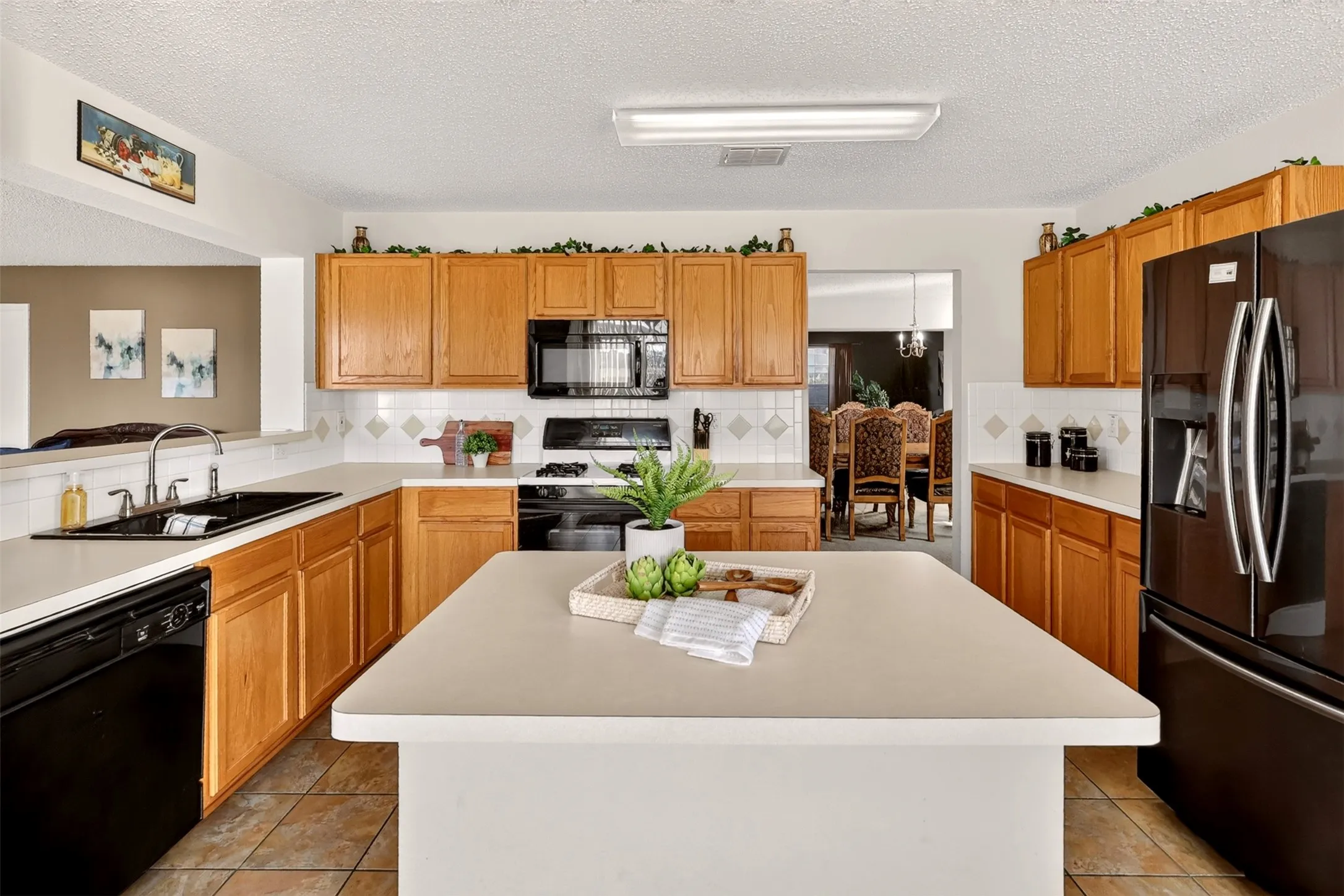 Single Family Residence For Sale in Tarrant County , 4721 Sleepy Ridge Circle, Fort Worth, Texas 76133, 4 Bedroom, 3 Bathroom, 2 Garage spaces, 3,171 Sqft, built in 2001, mls#21390256, Real Estate Agent in Fort Worth, Homes For Sale in Tarrant county, Homes For Sale in Fort Worth, Realtor in Fort Worth Texas, Real Estate Brokerage Independent Realty Texas, Luminita Cordes Realtor