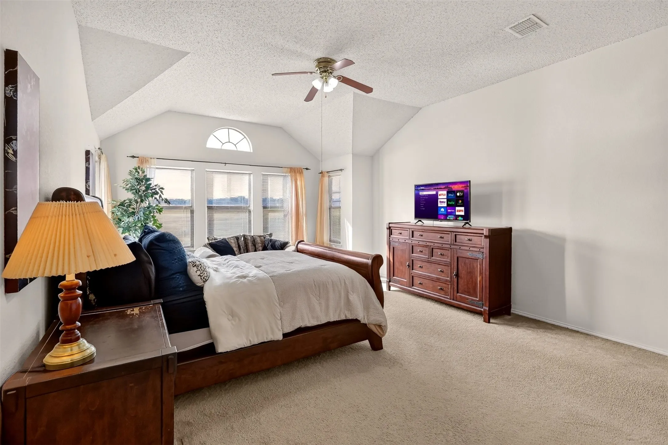 Single Family Residence For Sale in Tarrant County , 4721 Sleepy Ridge Circle, Fort Worth, Texas 76133, 4 Bedroom, 3 Bathroom, 2 Garage spaces, 3,171 Sqft, built in 2001, mls#21390256, Real Estate Agent in Fort Worth, Homes For Sale in Tarrant county, Homes For Sale in Fort Worth, Realtor in Fort Worth Texas, Real Estate Brokerage Independent Realty Texas, Luminita Cordes Realtor