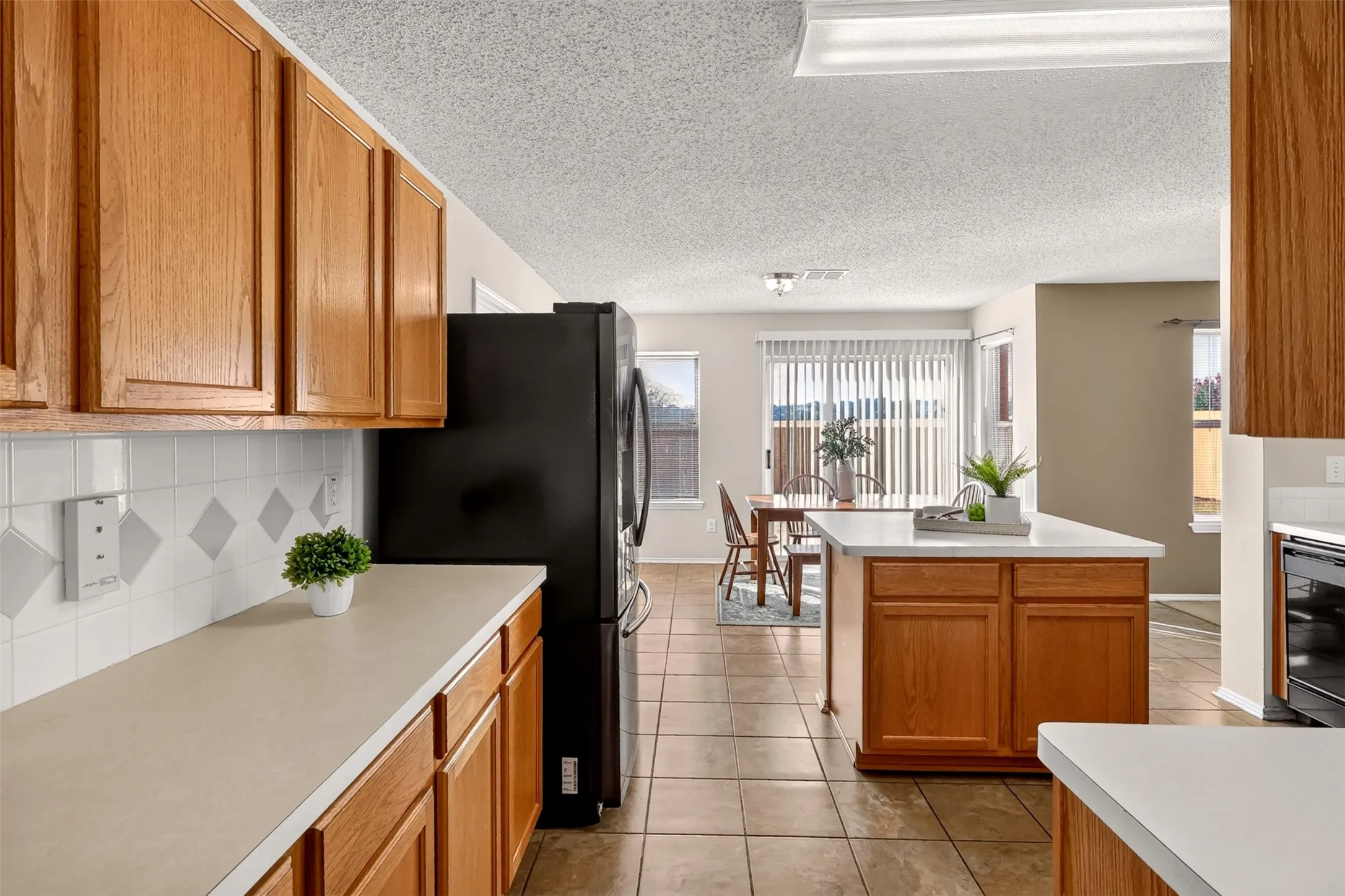 Single Family Residence For Sale in Tarrant County , 4721 Sleepy Ridge Circle, Fort Worth, Texas 76133, 4 Bedroom, 3 Bathroom, 2 Garage spaces, 3,171 Sqft, built in 2001, mls#21390256, Real Estate Agent in Fort Worth, Homes For Sale in Tarrant county, Homes For Sale in Fort Worth, Realtor in Fort Worth Texas, Real Estate Brokerage Independent Realty Texas, Luminita Cordes Realtor