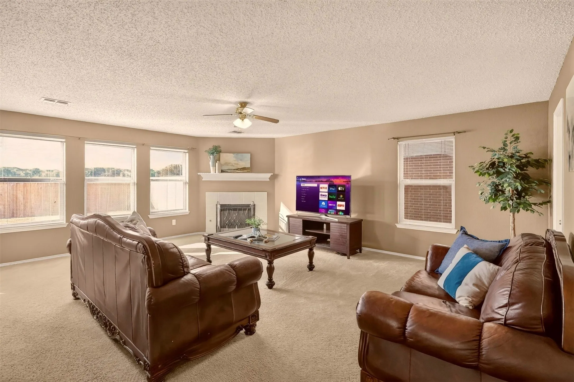 Single Family Residence For Sale in Tarrant County , 4721 Sleepy Ridge Circle, Fort Worth, Texas 76133, 4 Bedroom, 3 Bathroom, 2 Garage spaces, 3,171 Sqft, built in 2001, mls#21390256, Real Estate Agent in Fort Worth, Homes For Sale in Tarrant county, Homes For Sale in Fort Worth, Realtor in Fort Worth Texas, Real Estate Brokerage Independent Realty Texas, Luminita Cordes Realtor