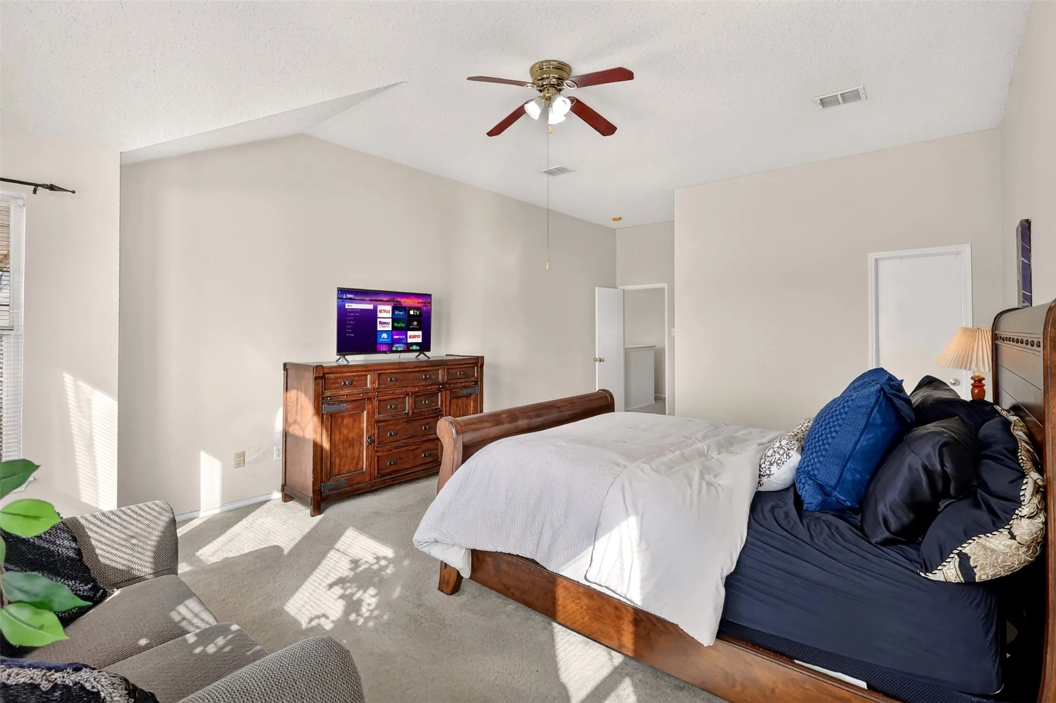 Single Family Residence For Sale in Tarrant County , 4721 Sleepy Ridge Circle, Fort Worth, Texas 76133, 4 Bedroom, 3 Bathroom, 2 Garage spaces, 3,171 Sqft, built in 2001, mls#21390256, Real Estate Agent in Fort Worth, Homes For Sale in Tarrant county, Homes For Sale in Fort Worth, Realtor in Fort Worth Texas, Real Estate Brokerage Independent Realty Texas, Luminita Cordes Realtor