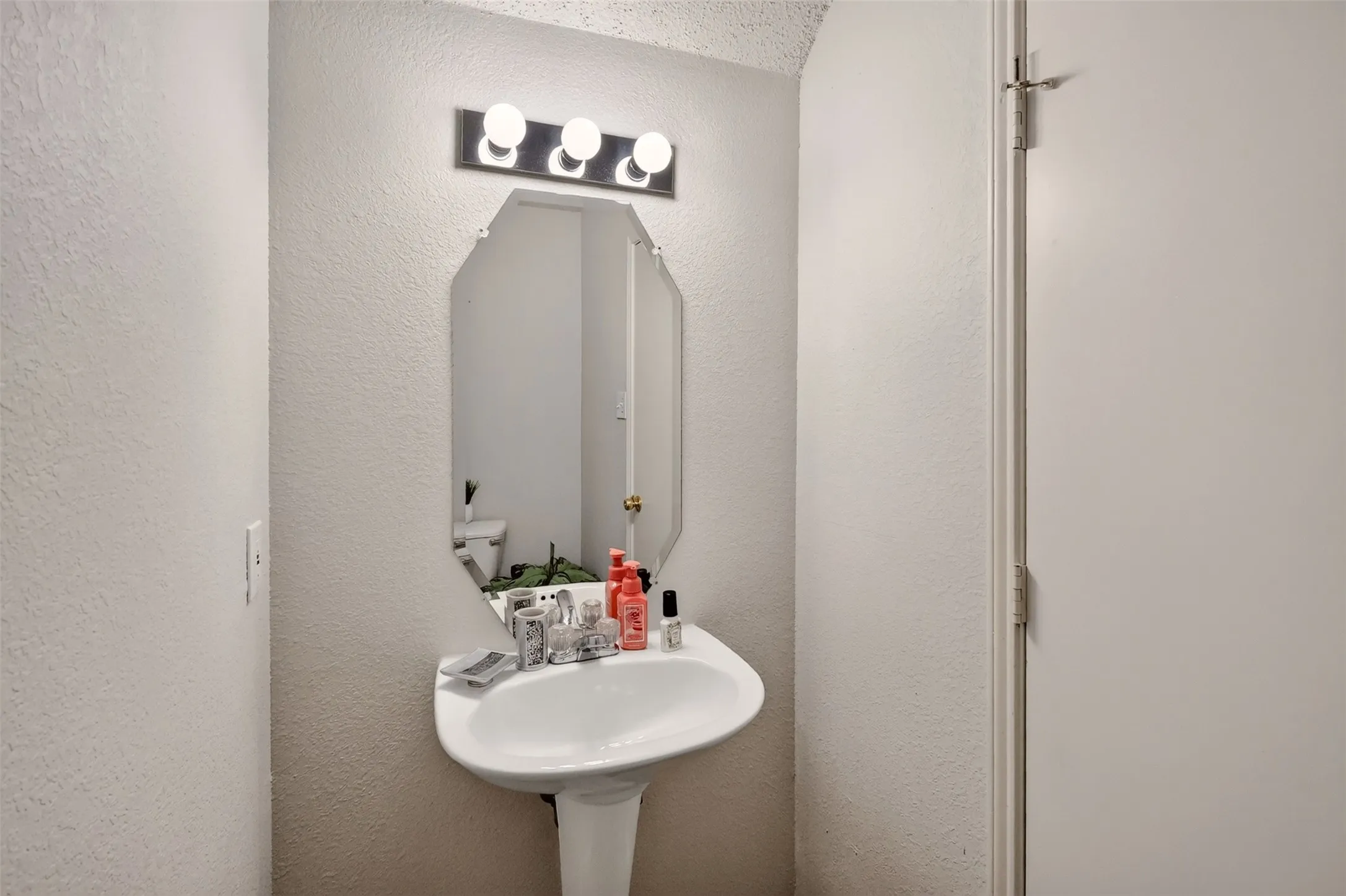 Single Family Residence For Sale in Tarrant County , 4721 Sleepy Ridge Circle, Fort Worth, Texas 76133, 4 Bedroom, 3 Bathroom, 2 Garage spaces, 3,171 Sqft, built in 2001, mls#21390256, Real Estate Agent in Fort Worth, Homes For Sale in Tarrant county, Homes For Sale in Fort Worth, Realtor in Fort Worth Texas, Real Estate Brokerage Independent Realty Texas, Luminita Cordes Realtor
