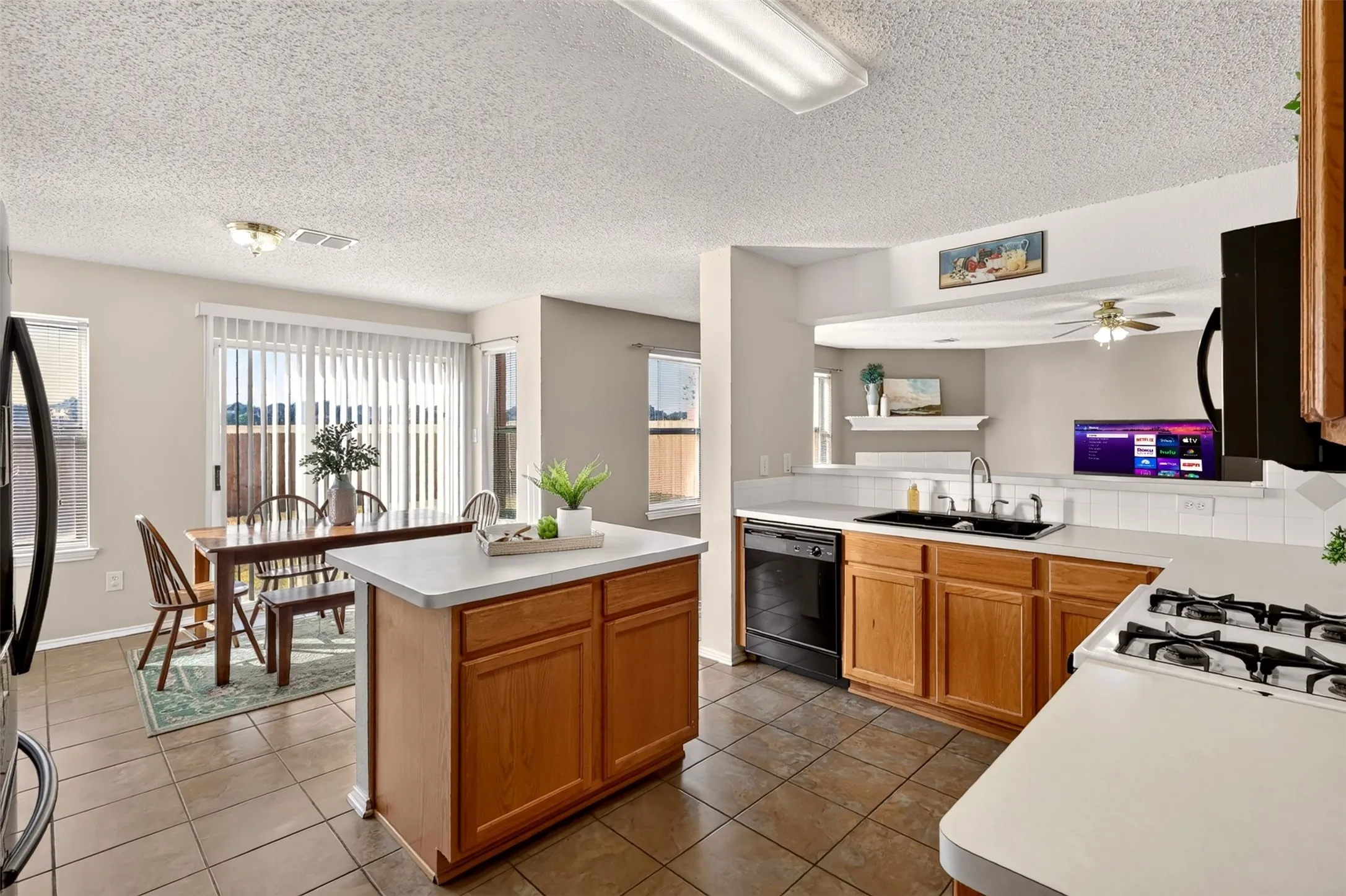 Single Family Residence For Sale in Tarrant County , 4721 Sleepy Ridge Circle, Fort Worth, Texas 76133, 4 Bedroom, 3 Bathroom, 2 Garage spaces, 3,171 Sqft, built in 2001, mls#21390256, Real Estate Agent in Fort Worth, Homes For Sale in Tarrant county, Homes For Sale in Fort Worth, Realtor in Fort Worth Texas, Real Estate Brokerage Independent Realty Texas, Luminita Cordes Realtor