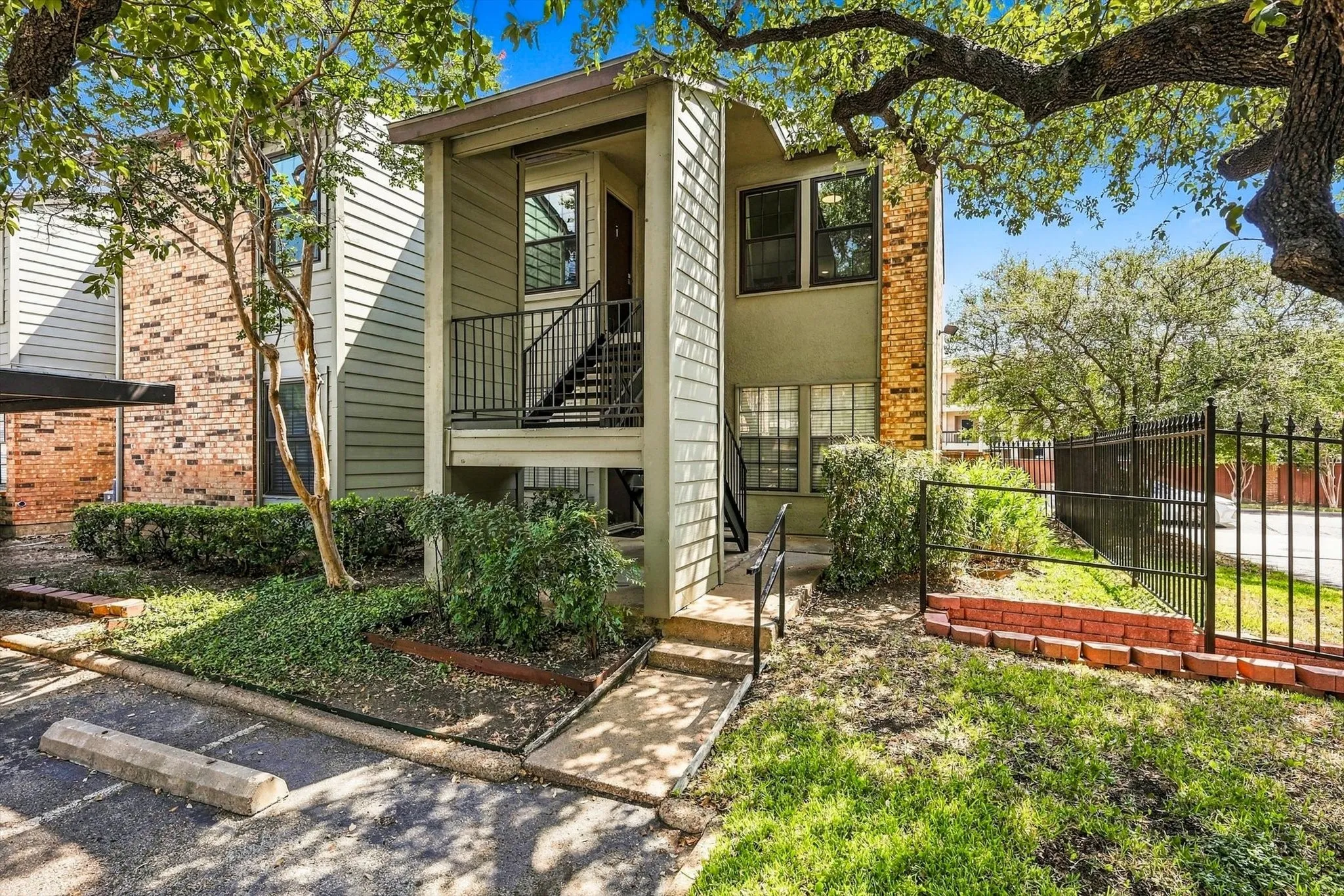 Condominium For Sale in Dallas County , 5335 Bent Tree Forest Drive 216, Dallas, Texas 75248, 2 Bedroom, 2 Bathroom, Garage spaces, 1,137 Sqft, built in 1981, mls#21389283, Real Estate Agent in Dallas, Homes For Sale in Dallas county, Homes For Sale in Dallas, Realtor in Dallas Texas, Real Estate Brokerage Independent Realty Texas, Luminita Cordes Realtor