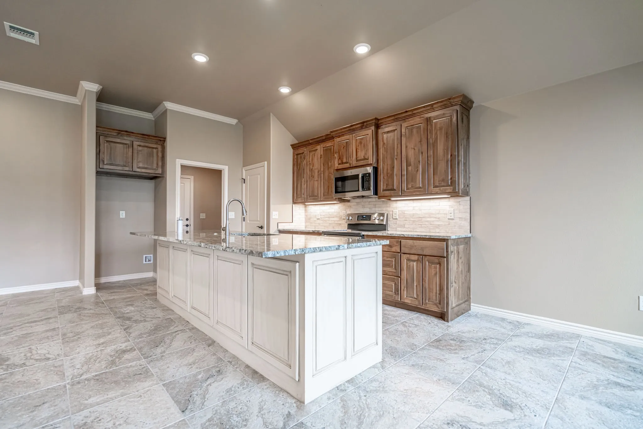 Single Family Residence For Sale in Hood County , 2600 Creek Drive, Granbury, Texas 76048, 3 Bedroom, 2 Bathroom, 2 Garage spaces, 1,601 Sqft, built in 2025, mls#21390299, Real Estate Agent in Granbury, Homes For Sale in Hood county, Homes For Sale in Granbury, Realtor in Granbury Texas, Real Estate Brokerage Independent Realty Texas, Luminita Cordes Realtor