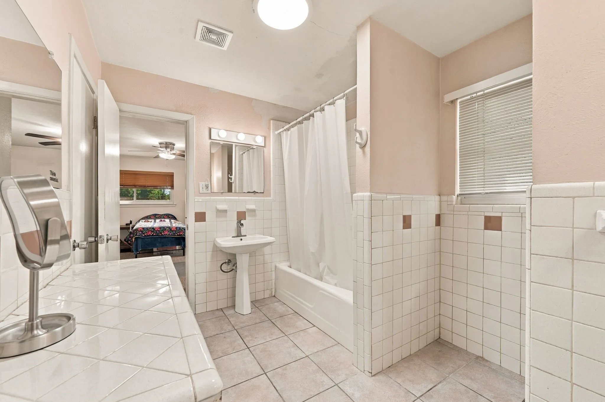 Single Family Residence For Sale in Tarrant County , 924 Wade Drive, Bedford, Texas 76022, 4 Bedroom, 2 Bathroom, Garage spaces, 2,255 Sqft, built in 1961, mls#21382679, Real Estate Agent in Bedford, Homes For Sale in Tarrant county, Homes For Sale in Bedford, Realtor in Bedford Texas, Real Estate Brokerage Independent Realty Texas, Luminita Cordes Realtor