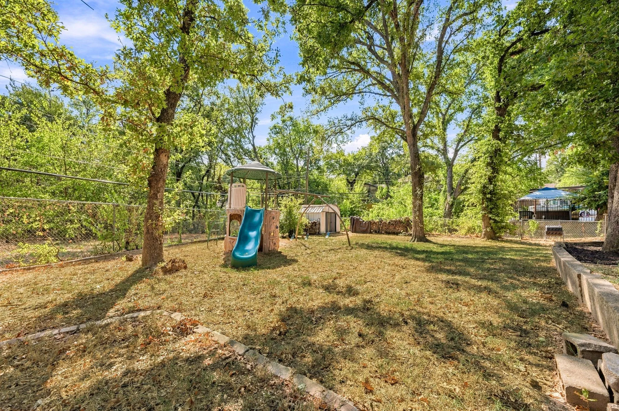 Single Family Residence For Sale in Tarrant County , 924 Wade Drive, Bedford, Texas 76022, 4 Bedroom, 2 Bathroom, Garage spaces, 2,255 Sqft, built in 1961, mls#21382679, Real Estate Agent in Bedford, Homes For Sale in Tarrant county, Homes For Sale in Bedford, Realtor in Bedford Texas, Real Estate Brokerage Independent Realty Texas, Luminita Cordes Realtor