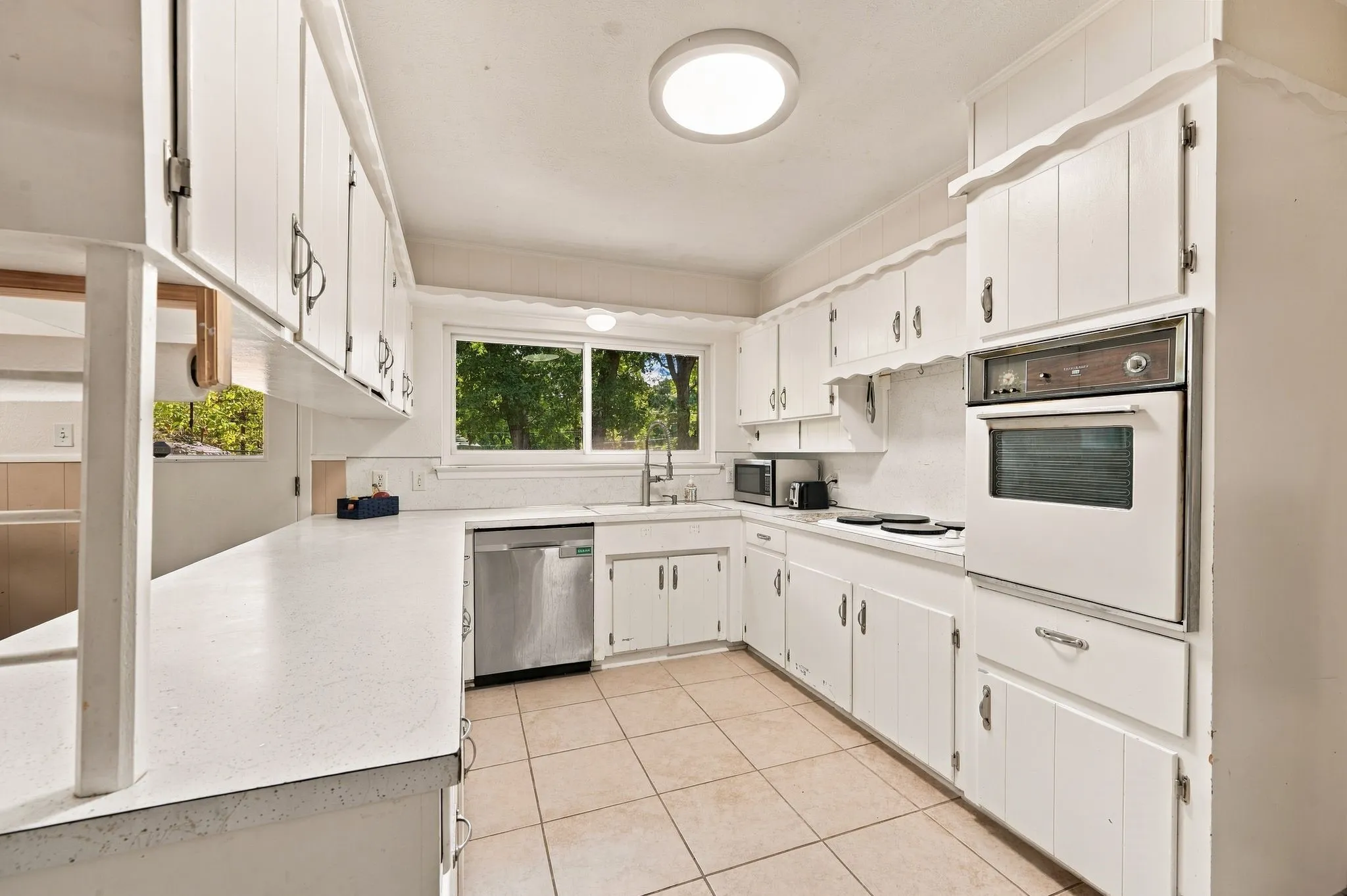 Single Family Residence For Sale in Tarrant County , 924 Wade Drive, Bedford, Texas 76022, 4 Bedroom, 2 Bathroom, Garage spaces, 2,255 Sqft, built in 1961, mls#21382679, Real Estate Agent in Bedford, Homes For Sale in Tarrant county, Homes For Sale in Bedford, Realtor in Bedford Texas, Real Estate Brokerage Independent Realty Texas, Luminita Cordes Realtor