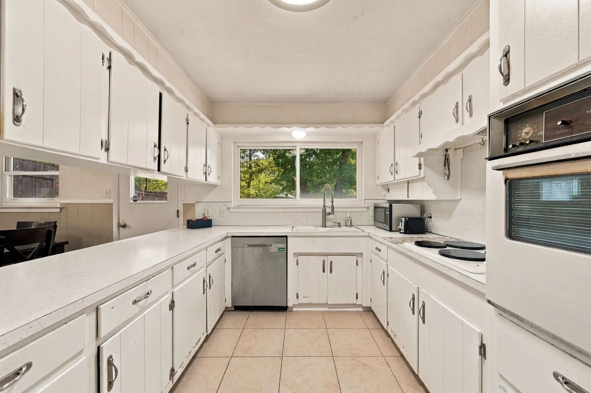 Single Family Residence For Sale in Tarrant County , 924 Wade Drive, Bedford, Texas 76022, 4 Bedroom, 2 Bathroom, Garage spaces, 2,255 Sqft, built in 1961, mls#21382679, Real Estate Agent in Bedford, Homes For Sale in Tarrant county, Homes For Sale in Bedford, Realtor in Bedford Texas, Real Estate Brokerage Independent Realty Texas, Luminita Cordes Realtor