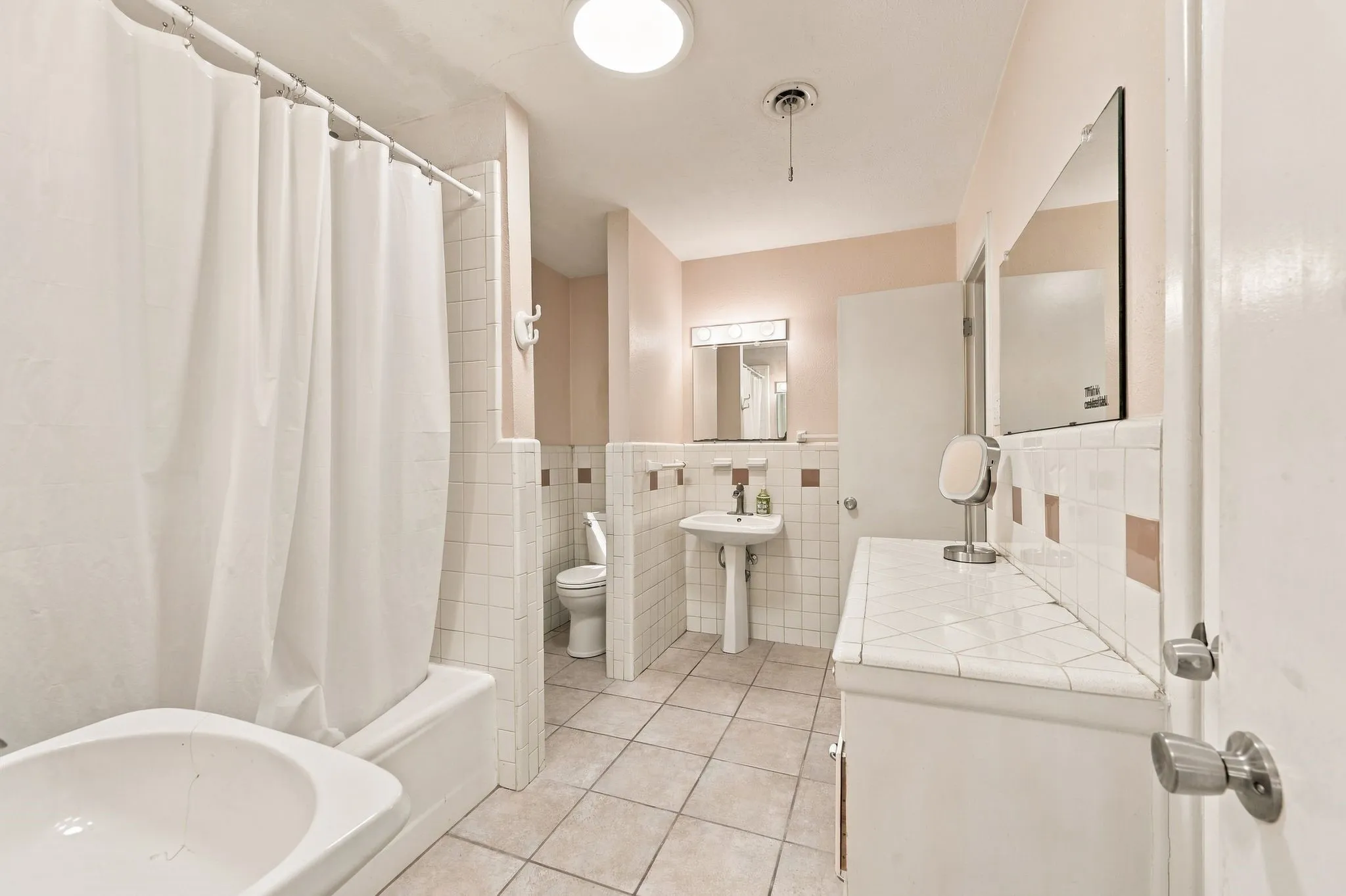 Single Family Residence For Sale in Tarrant County , 924 Wade Drive, Bedford, Texas 76022, 4 Bedroom, 2 Bathroom, Garage spaces, 2,255 Sqft, built in 1961, mls#21382679, Real Estate Agent in Bedford, Homes For Sale in Tarrant county, Homes For Sale in Bedford, Realtor in Bedford Texas, Real Estate Brokerage Independent Realty Texas, Luminita Cordes Realtor