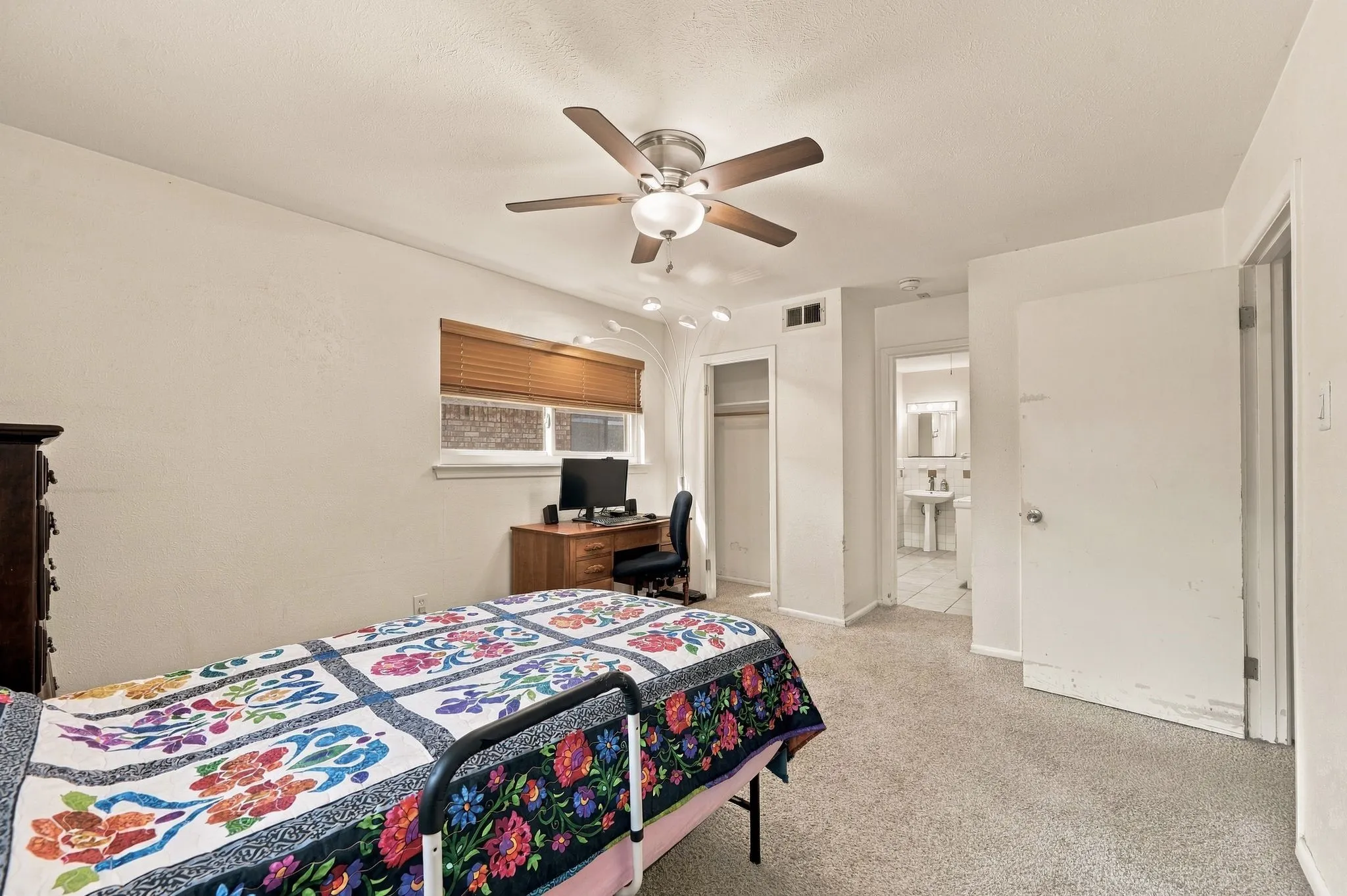 Single Family Residence For Sale in Tarrant County , 924 Wade Drive, Bedford, Texas 76022, 4 Bedroom, 2 Bathroom, Garage spaces, 2,255 Sqft, built in 1961, mls#21382679, Real Estate Agent in Bedford, Homes For Sale in Tarrant county, Homes For Sale in Bedford, Realtor in Bedford Texas, Real Estate Brokerage Independent Realty Texas, Luminita Cordes Realtor