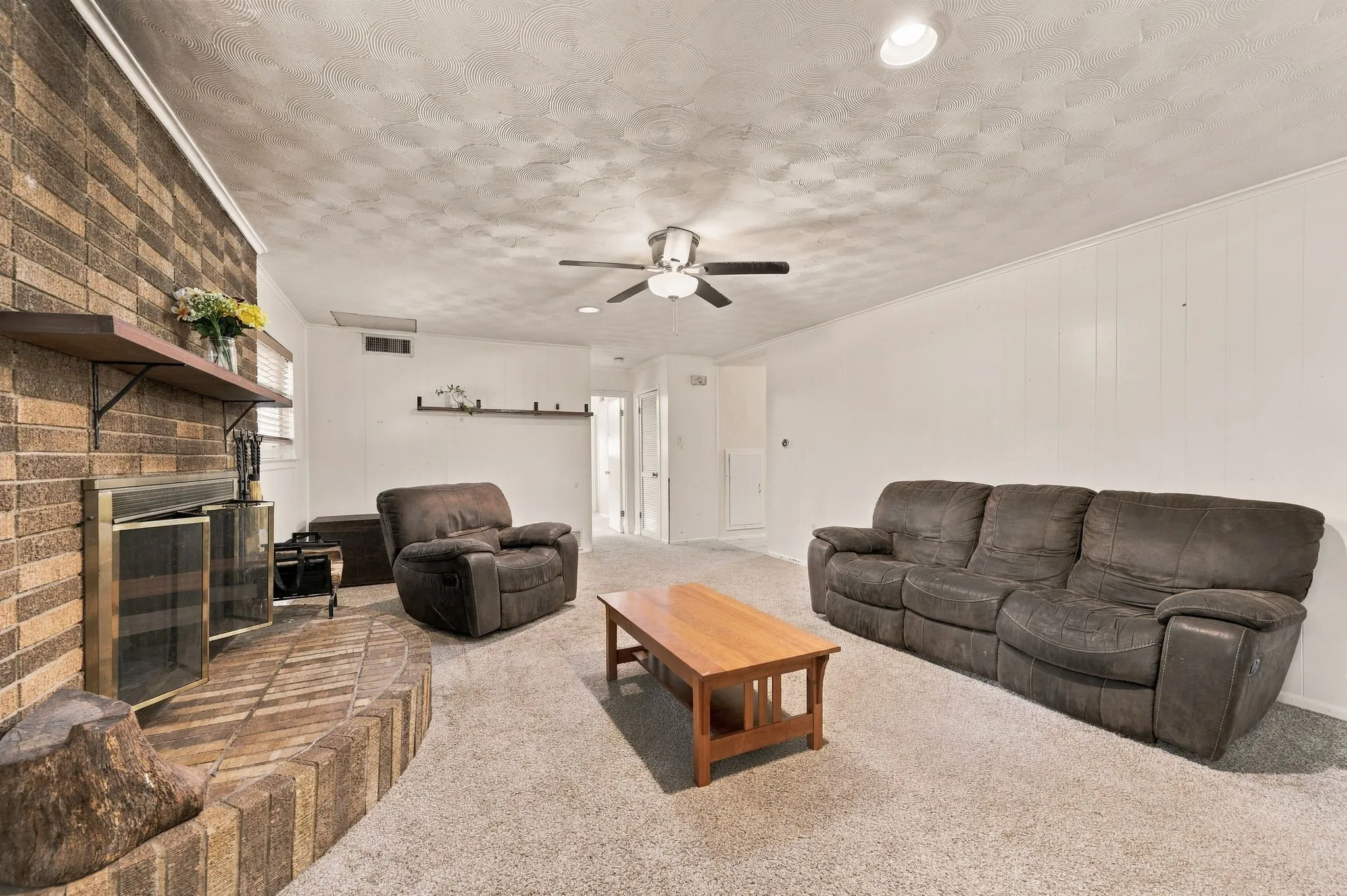 Single Family Residence For Sale in Tarrant County , 924 Wade Drive, Bedford, Texas 76022, 4 Bedroom, 2 Bathroom, Garage spaces, 2,255 Sqft, built in 1961, mls#21382679, Real Estate Agent in Bedford, Homes For Sale in Tarrant county, Homes For Sale in Bedford, Realtor in Bedford Texas, Real Estate Brokerage Independent Realty Texas, Luminita Cordes Realtor
