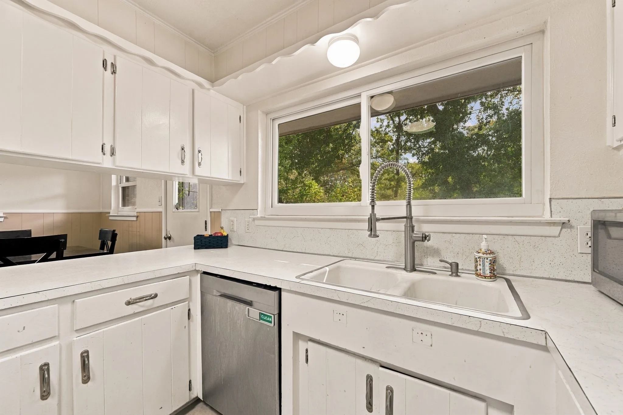 Single Family Residence For Sale in Tarrant County , 924 Wade Drive, Bedford, Texas 76022, 4 Bedroom, 2 Bathroom, Garage spaces, 2,255 Sqft, built in 1961, mls#21382679, Real Estate Agent in Bedford, Homes For Sale in Tarrant county, Homes For Sale in Bedford, Realtor in Bedford Texas, Real Estate Brokerage Independent Realty Texas, Luminita Cordes Realtor