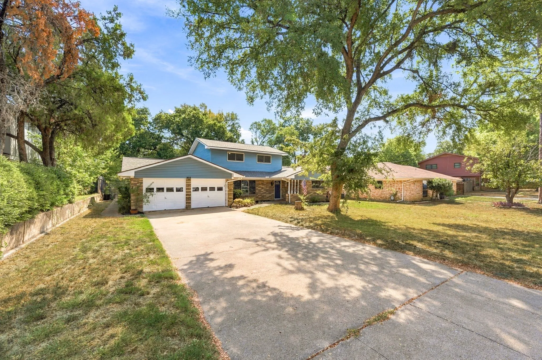 Single Family Residence For Sale in Tarrant County , 924 Wade Drive, Bedford, Texas 76022, 4 Bedroom, 2 Bathroom, Garage spaces, 2,255 Sqft, built in 1961, mls#21382679, Real Estate Agent in Bedford, Homes For Sale in Tarrant county, Homes For Sale in Bedford, Realtor in Bedford Texas, Real Estate Brokerage Independent Realty Texas, Luminita Cordes Realtor