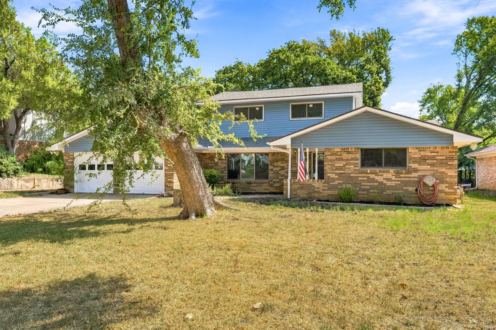 Single Family Residence For Sale in Tarrant County , 924 Wade Drive, Bedford, Texas 76022, 4 Bedroom, 2 Bathroom, Garage spaces, 2,255 Sqft, built in 1961, mls#21382679, Real Estate Agent in Bedford, Homes For Sale in Tarrant county, Homes For Sale in Bedford, Realtor in Bedford Texas, Real Estate Brokerage Independent Realty Texas, Luminita Cordes Realtor