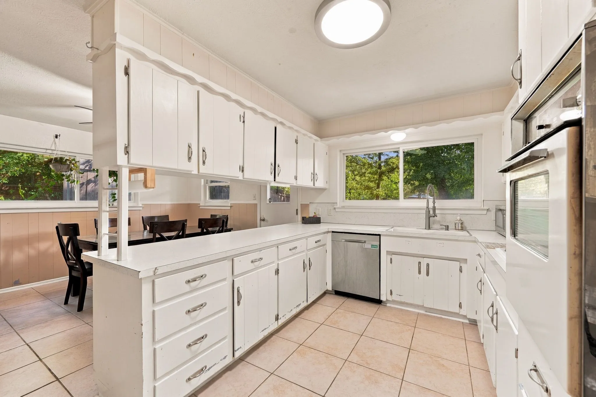Single Family Residence For Sale in Tarrant County , 924 Wade Drive, Bedford, Texas 76022, 4 Bedroom, 2 Bathroom, Garage spaces, 2,255 Sqft, built in 1961, mls#21382679, Real Estate Agent in Bedford, Homes For Sale in Tarrant county, Homes For Sale in Bedford, Realtor in Bedford Texas, Real Estate Brokerage Independent Realty Texas, Luminita Cordes Realtor