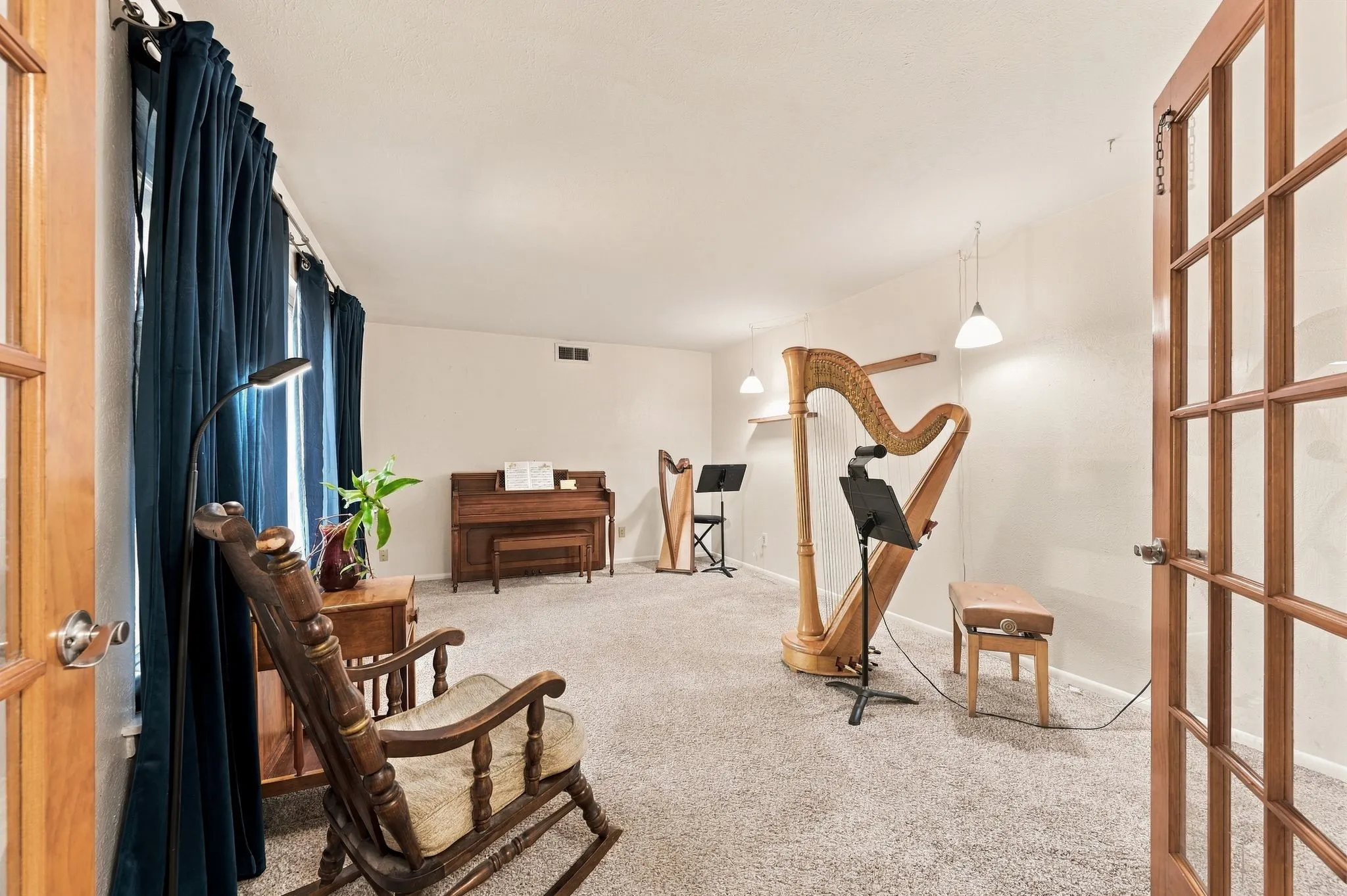 Single Family Residence For Sale in Tarrant County , 924 Wade Drive, Bedford, Texas 76022, 4 Bedroom, 2 Bathroom, Garage spaces, 2,255 Sqft, built in 1961, mls#21382679, Real Estate Agent in Bedford, Homes For Sale in Tarrant county, Homes For Sale in Bedford, Realtor in Bedford Texas, Real Estate Brokerage Independent Realty Texas, Luminita Cordes Realtor