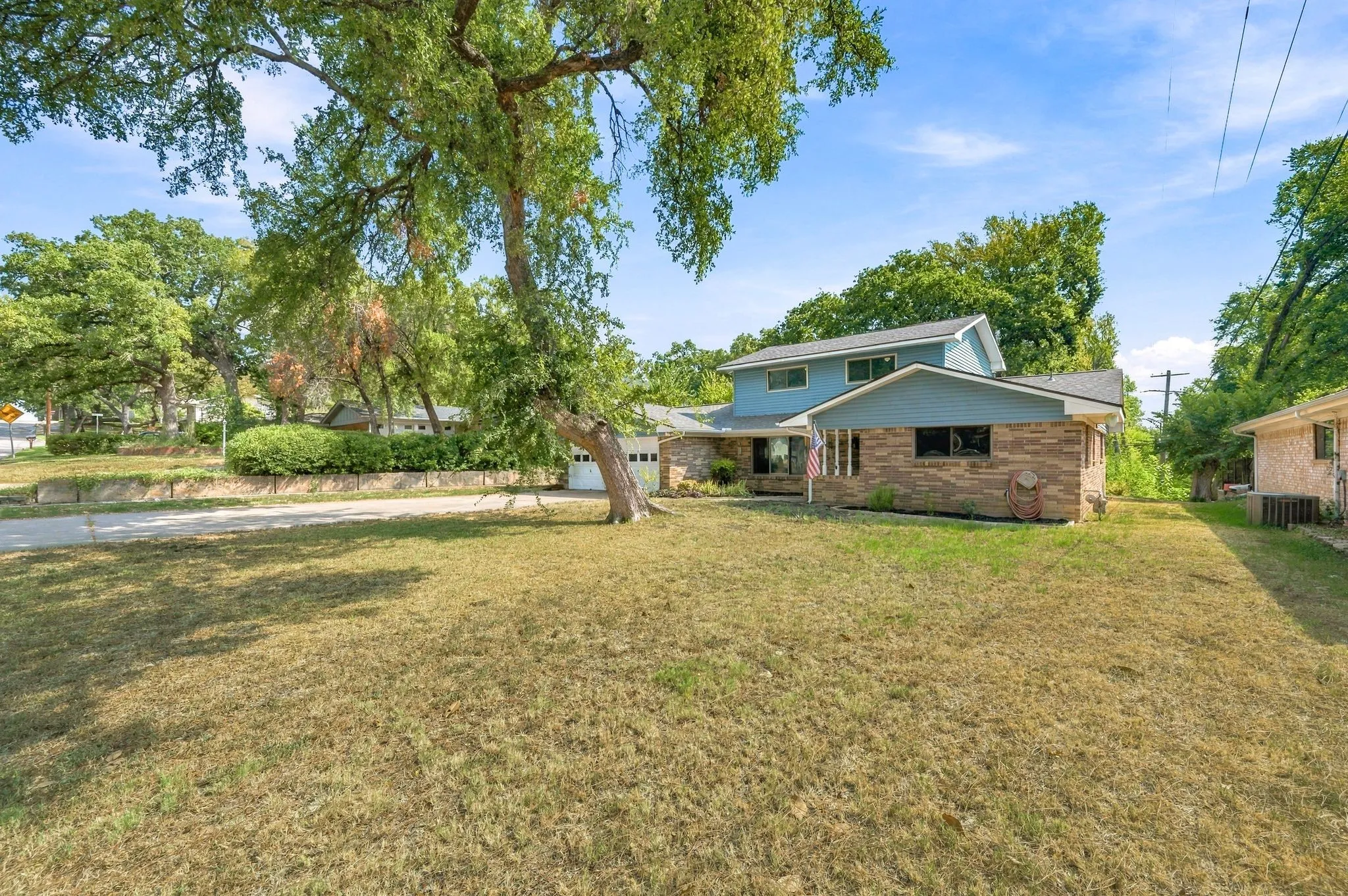 Single Family Residence For Sale in Tarrant County , 924 Wade Drive, Bedford, Texas 76022, 4 Bedroom, 2 Bathroom, Garage spaces, 2,255 Sqft, built in 1961, mls#21382679, Real Estate Agent in Bedford, Homes For Sale in Tarrant county, Homes For Sale in Bedford, Realtor in Bedford Texas, Real Estate Brokerage Independent Realty Texas, Luminita Cordes Realtor