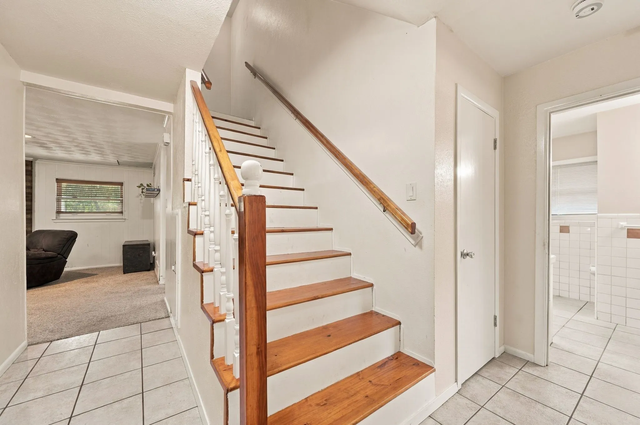Single Family Residence For Sale in Tarrant County , 924 Wade Drive, Bedford, Texas 76022, 4 Bedroom, 2 Bathroom, Garage spaces, 2,255 Sqft, built in 1961, mls#21382679, Real Estate Agent in Bedford, Homes For Sale in Tarrant county, Homes For Sale in Bedford, Realtor in Bedford Texas, Real Estate Brokerage Independent Realty Texas, Luminita Cordes Realtor