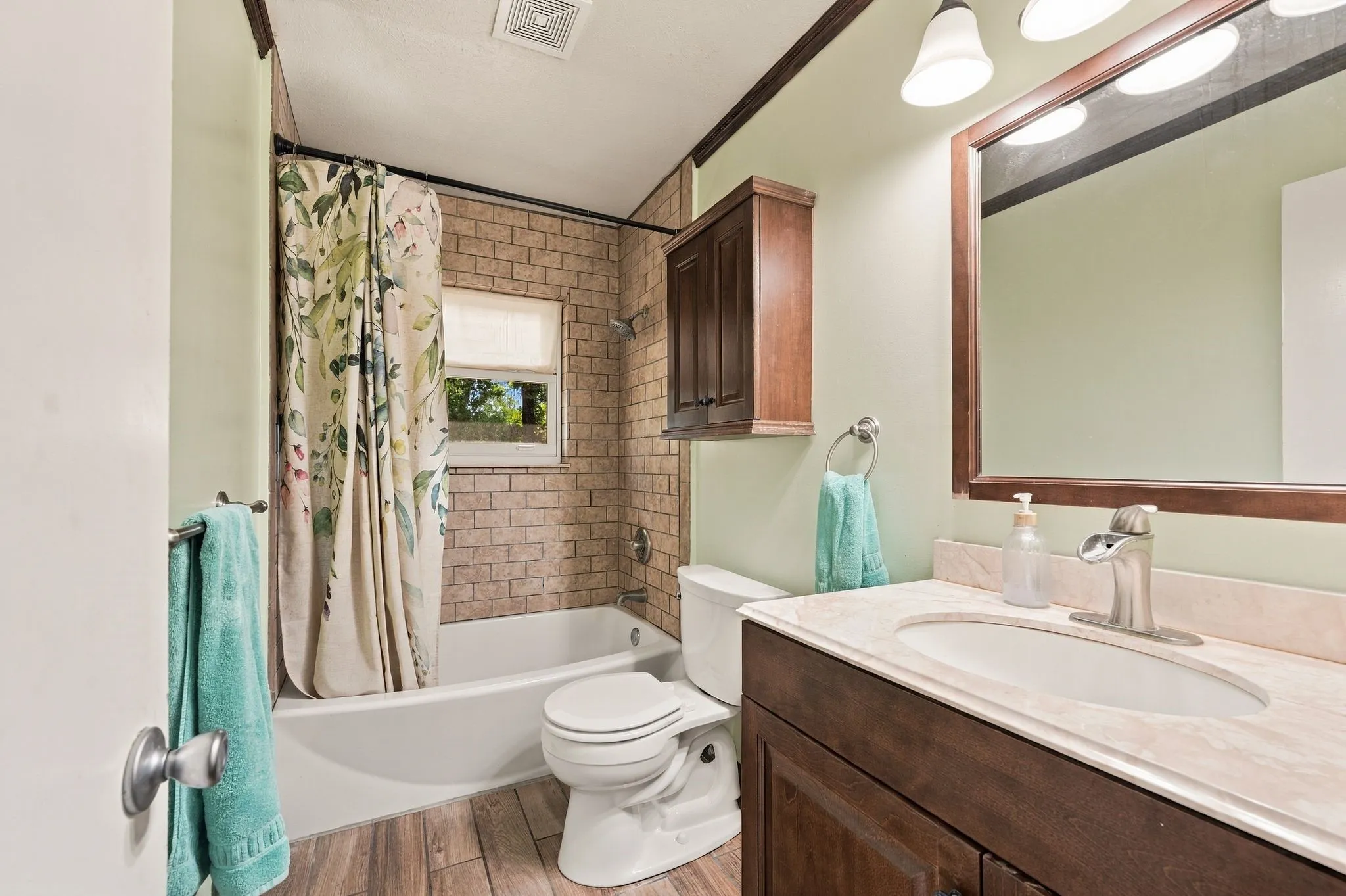 Single Family Residence For Sale in Tarrant County , 924 Wade Drive, Bedford, Texas 76022, 4 Bedroom, 2 Bathroom, Garage spaces, 2,255 Sqft, built in 1961, mls#21382679, Real Estate Agent in Bedford, Homes For Sale in Tarrant county, Homes For Sale in Bedford, Realtor in Bedford Texas, Real Estate Brokerage Independent Realty Texas, Luminita Cordes Realtor