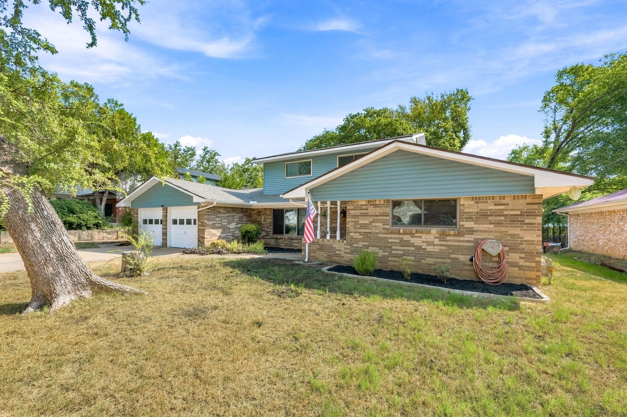 Single Family Residence For Sale in Tarrant County , 924 Wade Drive, Bedford, Texas 76022, 4 Bedroom, 2 Bathroom, Garage spaces, 2,255 Sqft, built in 1961, mls#21382679, Real Estate Agent in Bedford, Homes For Sale in Tarrant county, Homes For Sale in Bedford, Realtor in Bedford Texas, Real Estate Brokerage Independent Realty Texas, Luminita Cordes Realtor