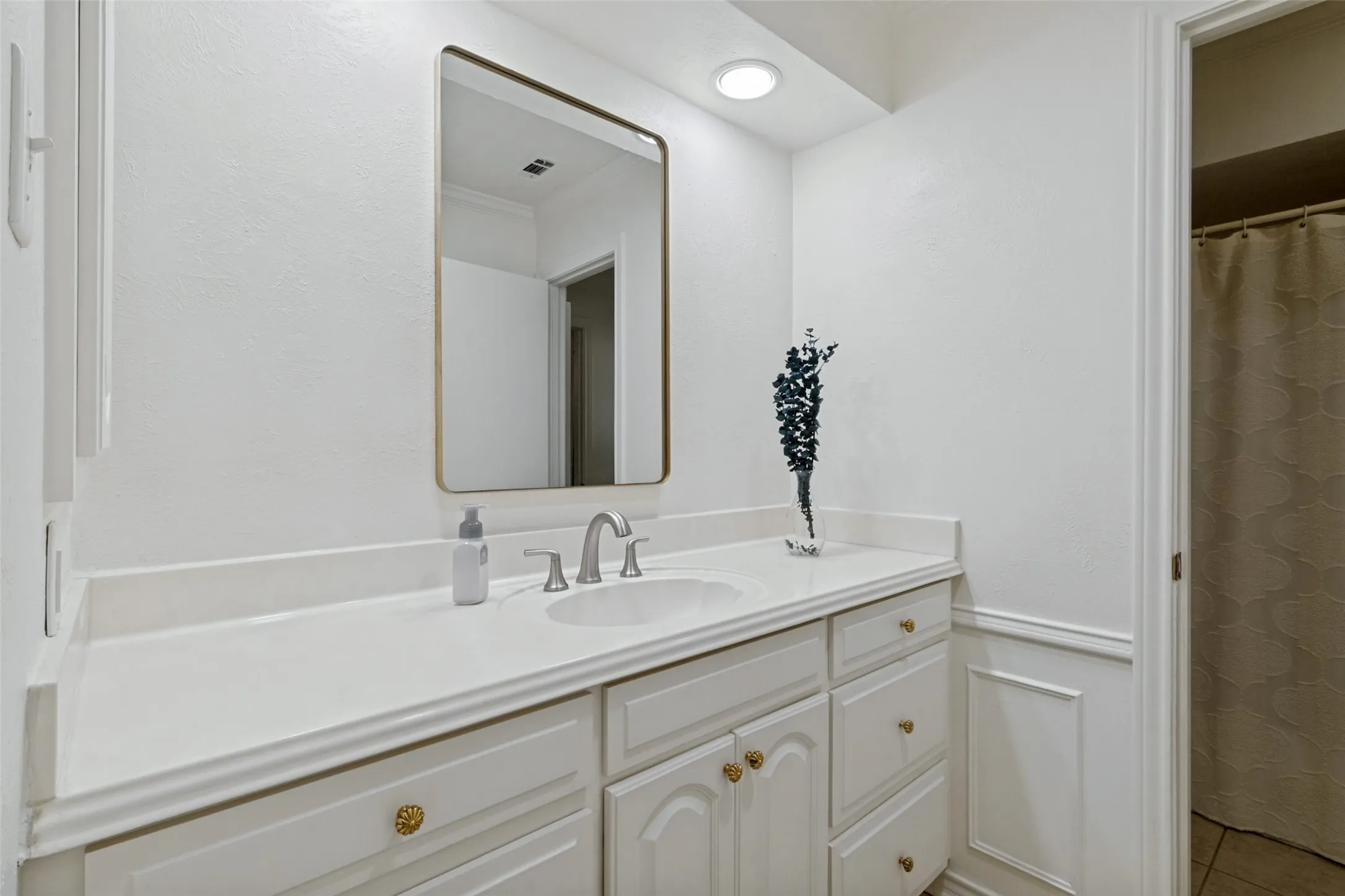 Single Family Residence For Sale in Dallas County , 16308 Fallkirk Drive, Dallas, Texas 75248, 4 Bedroom, 3 Bathroom, 2 Garage spaces, 3,221 Sqft, built in 1976, mls#21387950, Real Estate Agent in Dallas, Homes For Sale in Dallas county, Homes For Sale in Dallas, Realtor in Dallas Texas, Real Estate Brokerage Independent Realty Texas, Luminita Cordes Realtor