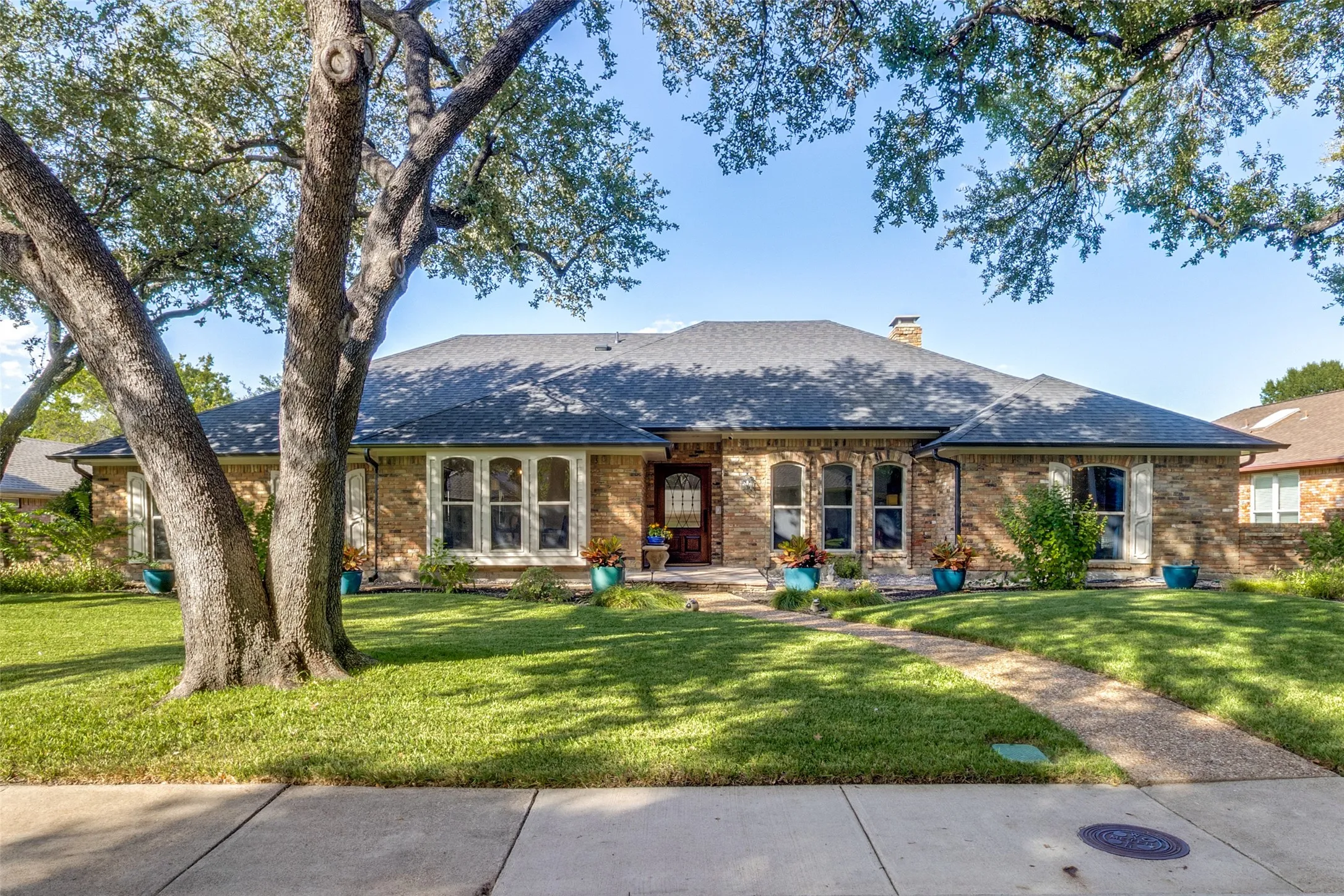Single Family Residence For Sale in Dallas County , 16308 Fallkirk Drive, Dallas, Texas 75248, 4 Bedroom, 3 Bathroom, 2 Garage spaces, 3,221 Sqft, built in 1976, mls#21387950, Real Estate Agent in Dallas, Homes For Sale in Dallas county, Homes For Sale in Dallas, Realtor in Dallas Texas, Real Estate Brokerage Independent Realty Texas, Luminita Cordes Realtor