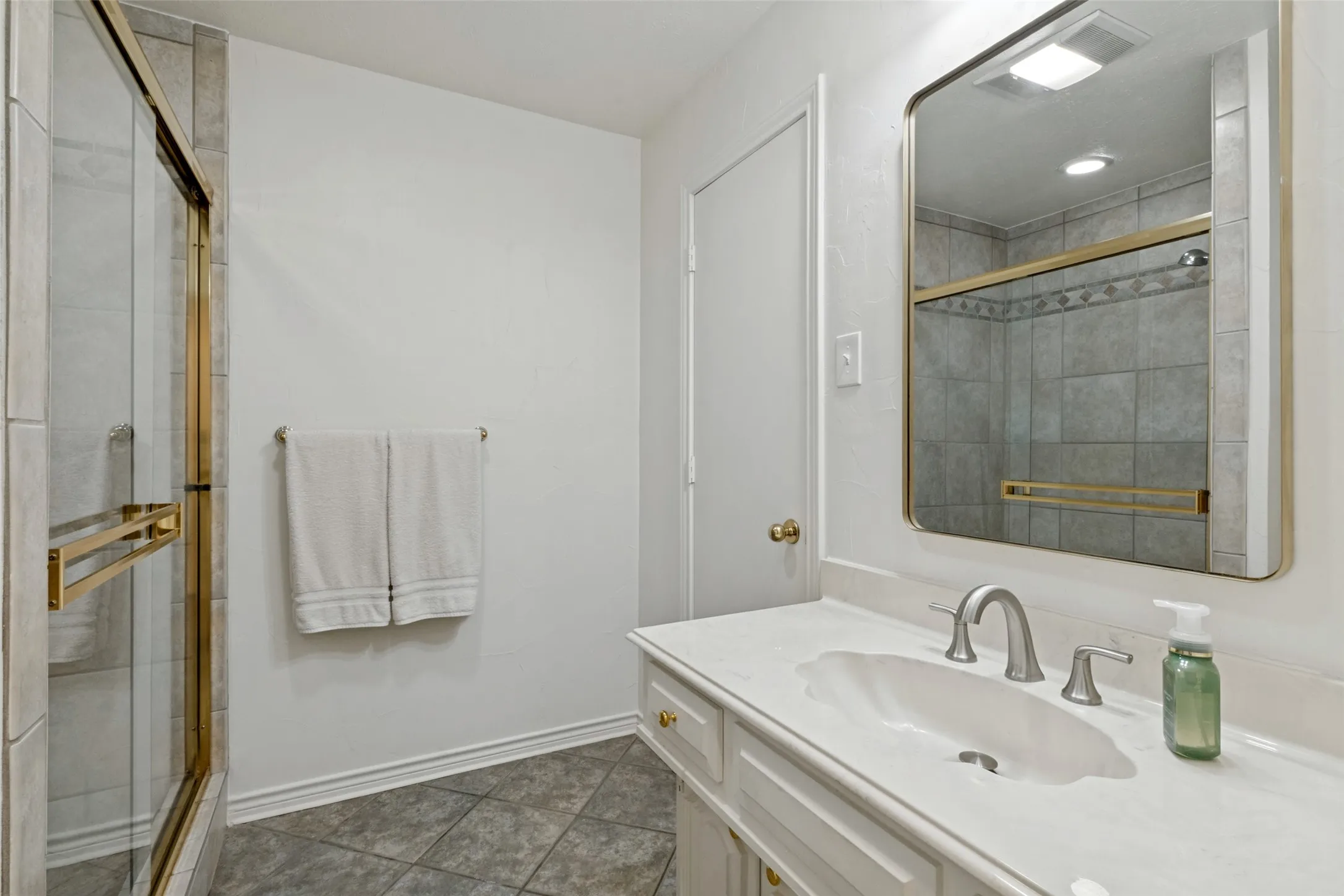 Single Family Residence For Sale in Dallas County , 16308 Fallkirk Drive, Dallas, Texas 75248, 4 Bedroom, 3 Bathroom, 2 Garage spaces, 3,221 Sqft, built in 1976, mls#21387950, Real Estate Agent in Dallas, Homes For Sale in Dallas county, Homes For Sale in Dallas, Realtor in Dallas Texas, Real Estate Brokerage Independent Realty Texas, Luminita Cordes Realtor
