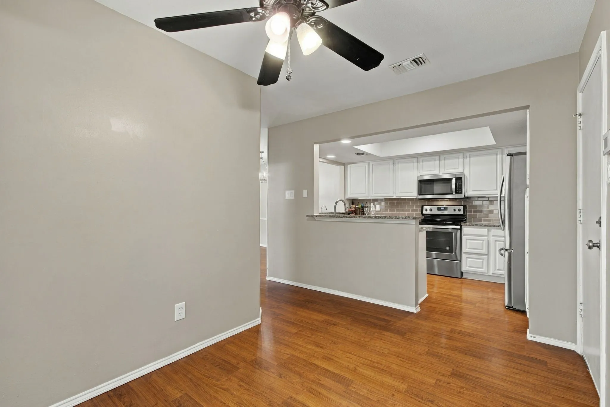 Single Family Residence For Sale in Dallas County , 1345 Jeanette Way, Carrollton, Texas 75006, 4 Bedroom, 3 Bathroom, 2 Garage spaces, 2,589 Sqft, built in 1987, mls#21386115, Real Estate Agent in Carrollton, Homes For Sale in Dallas county, Homes For Sale in Carrollton, Realtor in Carrollton Texas, Real Estate Brokerage Independent Realty Texas, Luminita Cordes Realtor