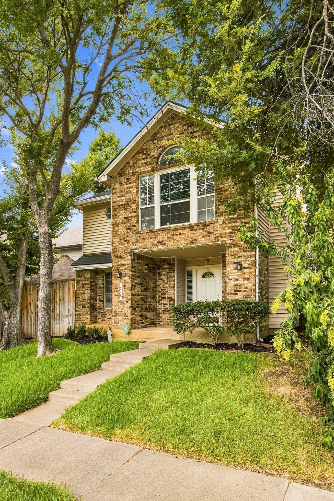 Single Family Residence For Sale in Dallas County , 1345 Jeanette Way, Carrollton, Texas 75006, 4 Bedroom, 3 Bathroom, 2 Garage spaces, 2,589 Sqft, built in 1987, mls#21386115, Real Estate Agent in Carrollton, Homes For Sale in Dallas county, Homes For Sale in Carrollton, Realtor in Carrollton Texas, Real Estate Brokerage Independent Realty Texas, Luminita Cordes Realtor