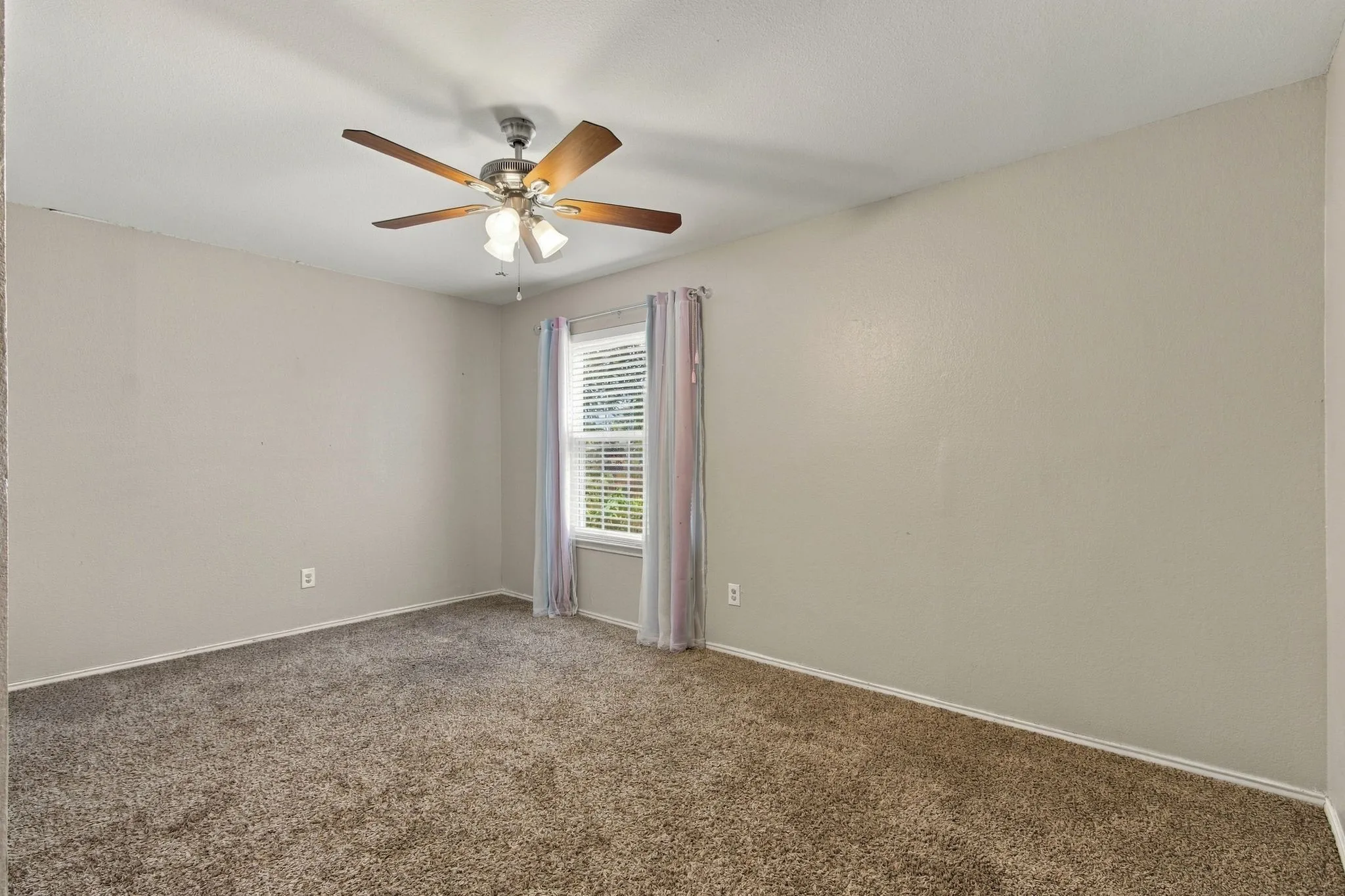 Single Family Residence For Sale in Dallas County , 1345 Jeanette Way, Carrollton, Texas 75006, 4 Bedroom, 3 Bathroom, 2 Garage spaces, 2,589 Sqft, built in 1987, mls#21386115, Real Estate Agent in Carrollton, Homes For Sale in Dallas county, Homes For Sale in Carrollton, Realtor in Carrollton Texas, Real Estate Brokerage Independent Realty Texas, Luminita Cordes Realtor